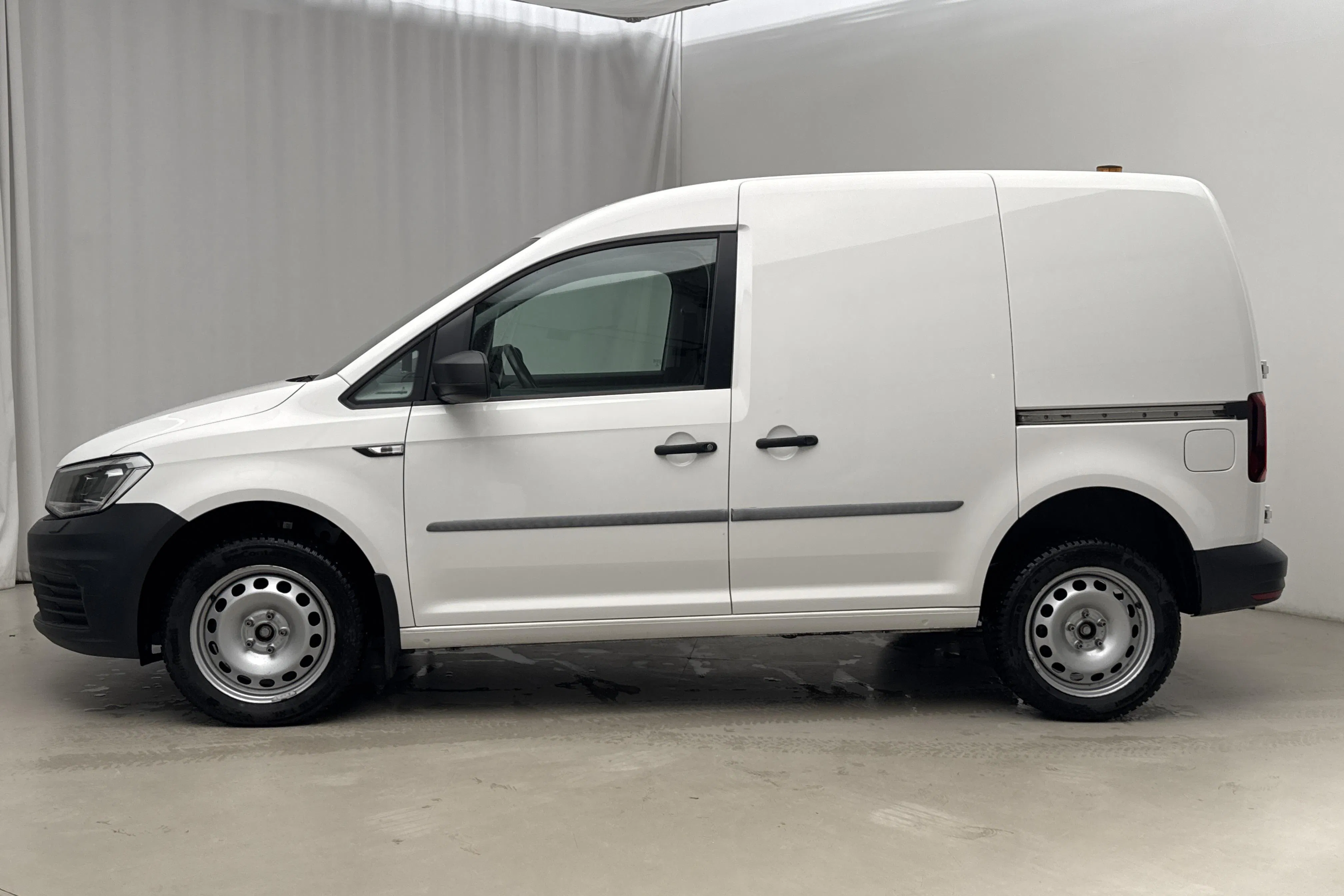 Presentationsfoto 2 av 17: VW Caddy 2.0 TDI Skåp 4MOTION (150hk) - 2 647 mil - Automat - vit - 2020