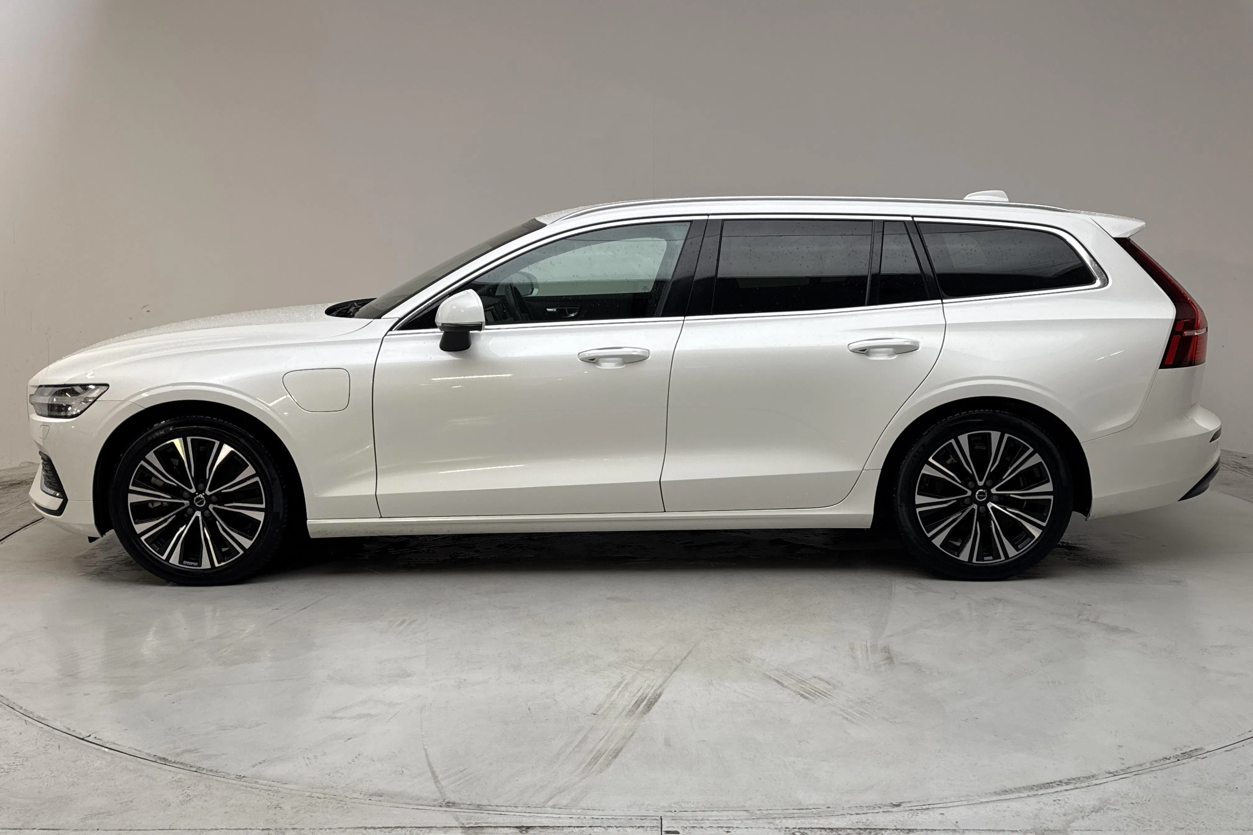 Presentationsfoto 2 av 15: Volvo V60 T6 AWD Recharge (350hk) - 11 401 mil - Automat - vit - 2024