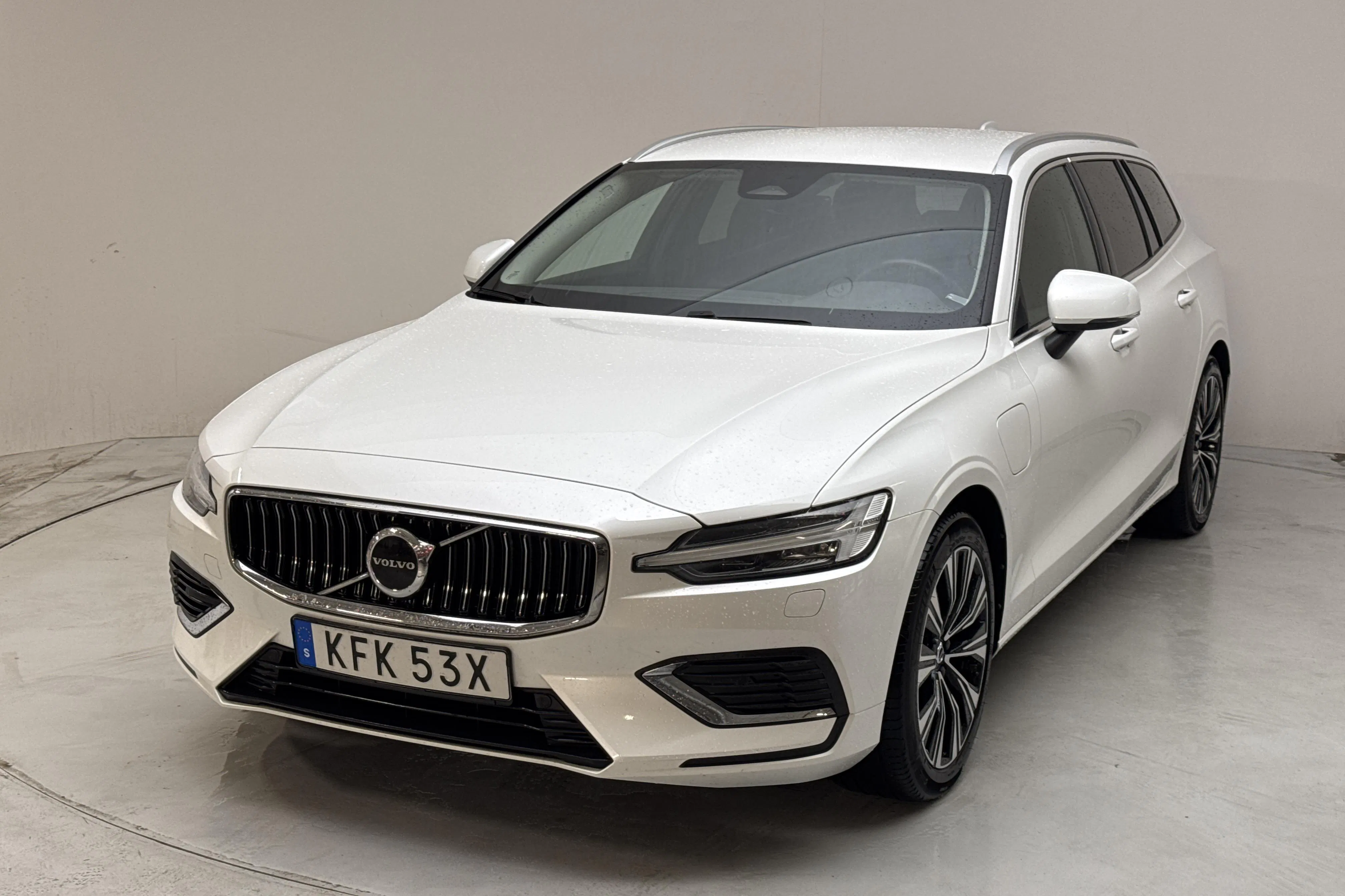 Presentationsfoto 1 av 15: Volvo V60 T6 AWD Recharge (350hk) - 11 401 mil - Automat - vit - 2024