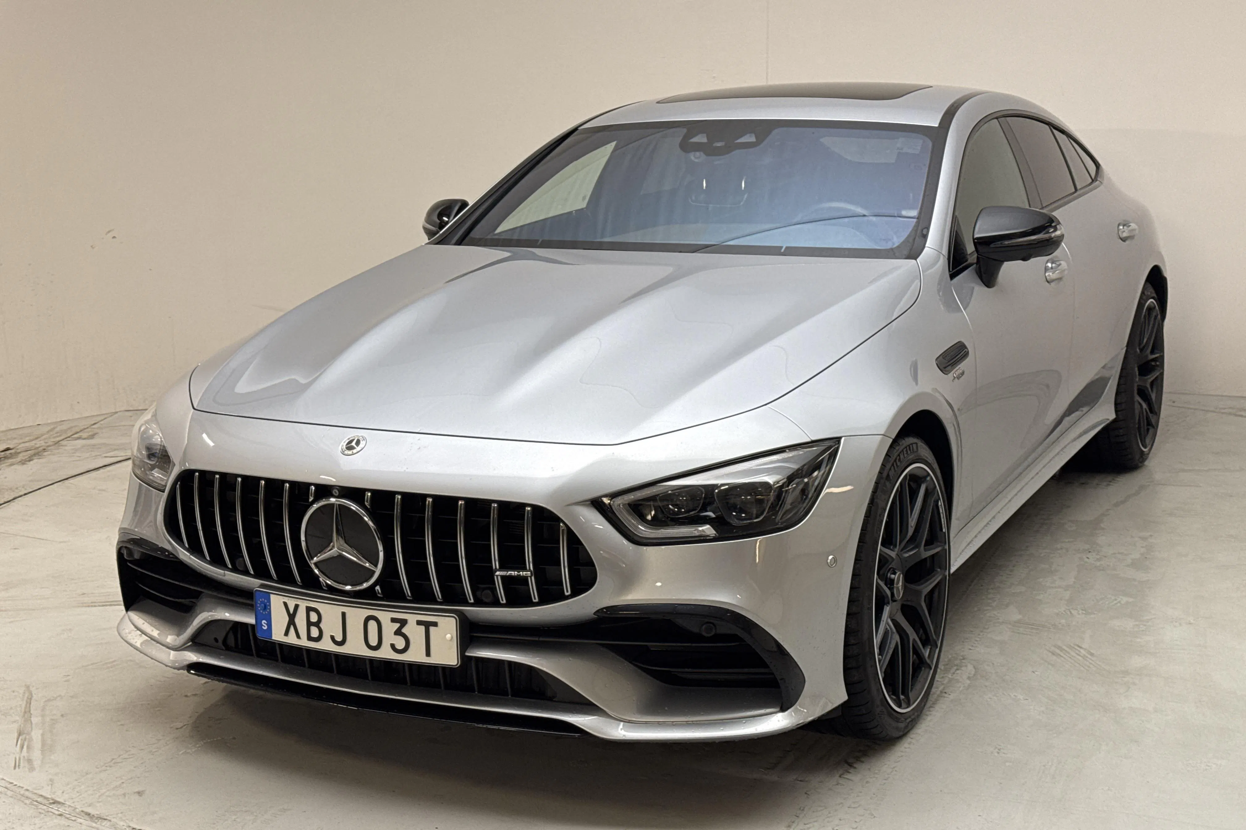 Presentationsfoto 1 av 23: Mercedes AMG GT 4 53 4MATIC+ (435hk) - 3 996 mil - Automat - silver - 2023