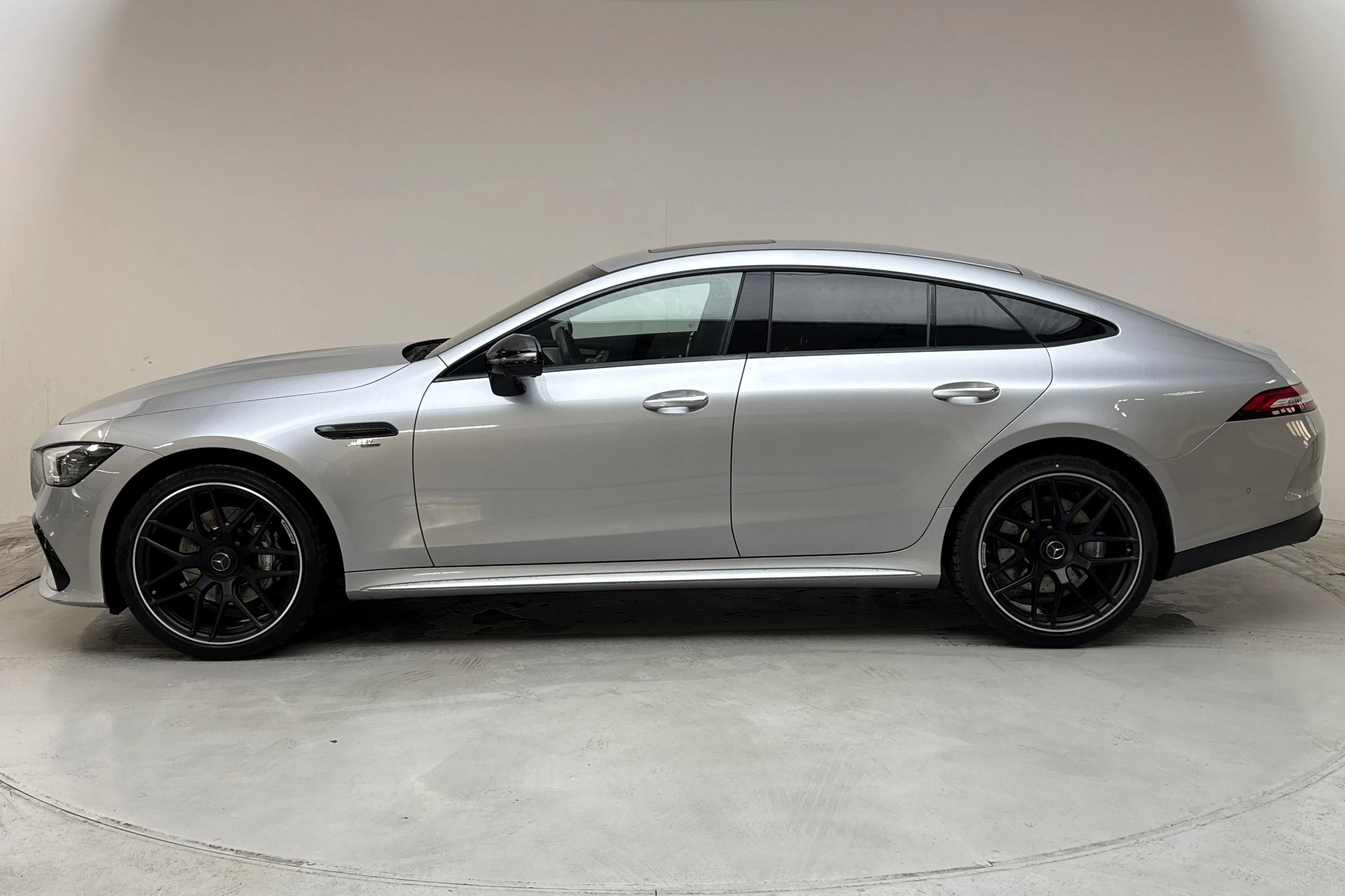 Presentationsfoto 2 av 23: Mercedes AMG GT 4 53 4MATIC+ (435hk) - 3 996 mil - Automat - silver - 2023
