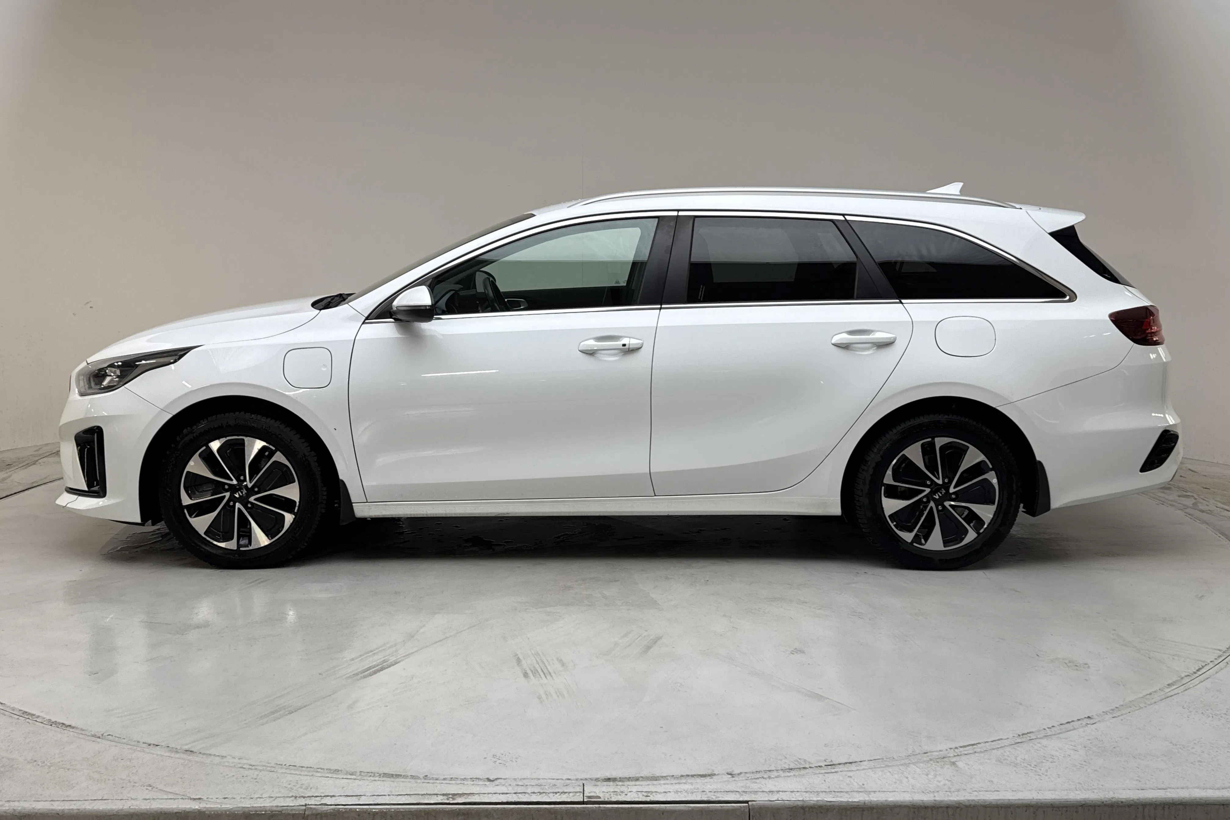 Presentation photo 2 of 15: KIA Ceed 1.6 Plug-in Hybrid SW (141hk) - 103 970 km - Automatic - white - 2021