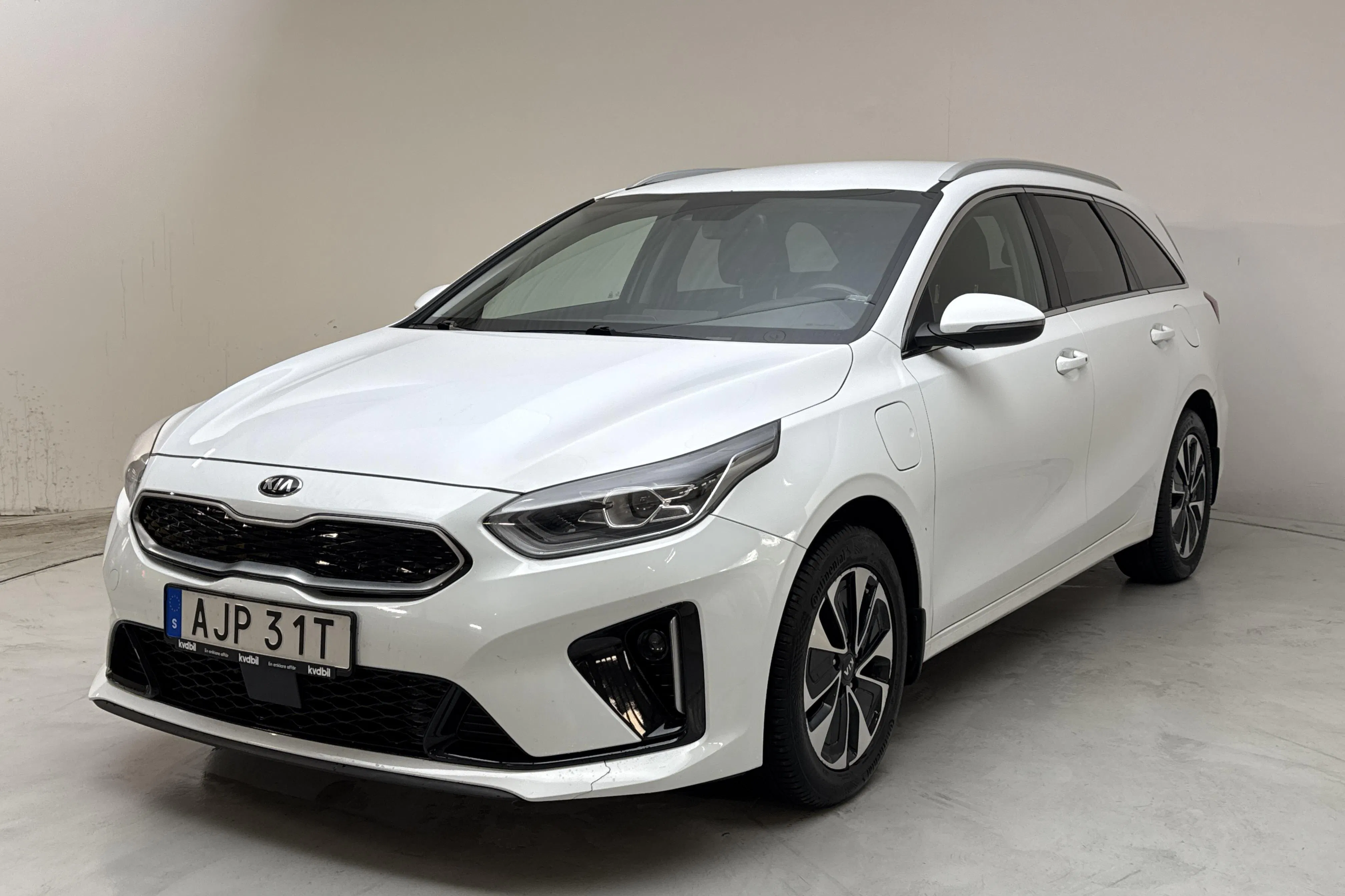 Presentation photo 1 of 15: KIA Ceed 1.6 Plug-in Hybrid SW (141hk) - 103 970 km - Automatic - white - 2021