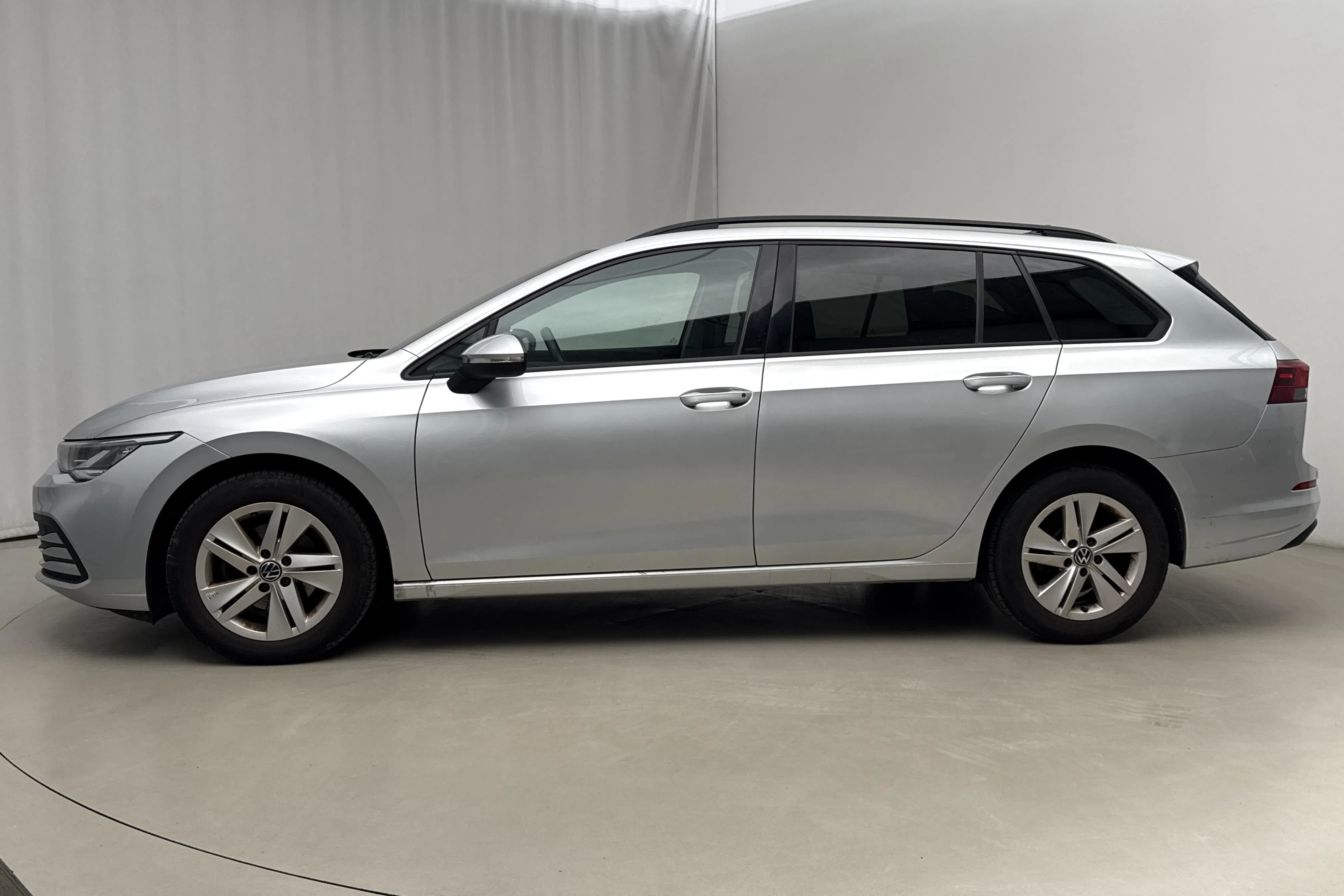 Presentation photo 2 of 17: VW Golf VIII 1.5 eTSI Sportscombi (130hk) - 92 500 km - Automatic - silver - 2022