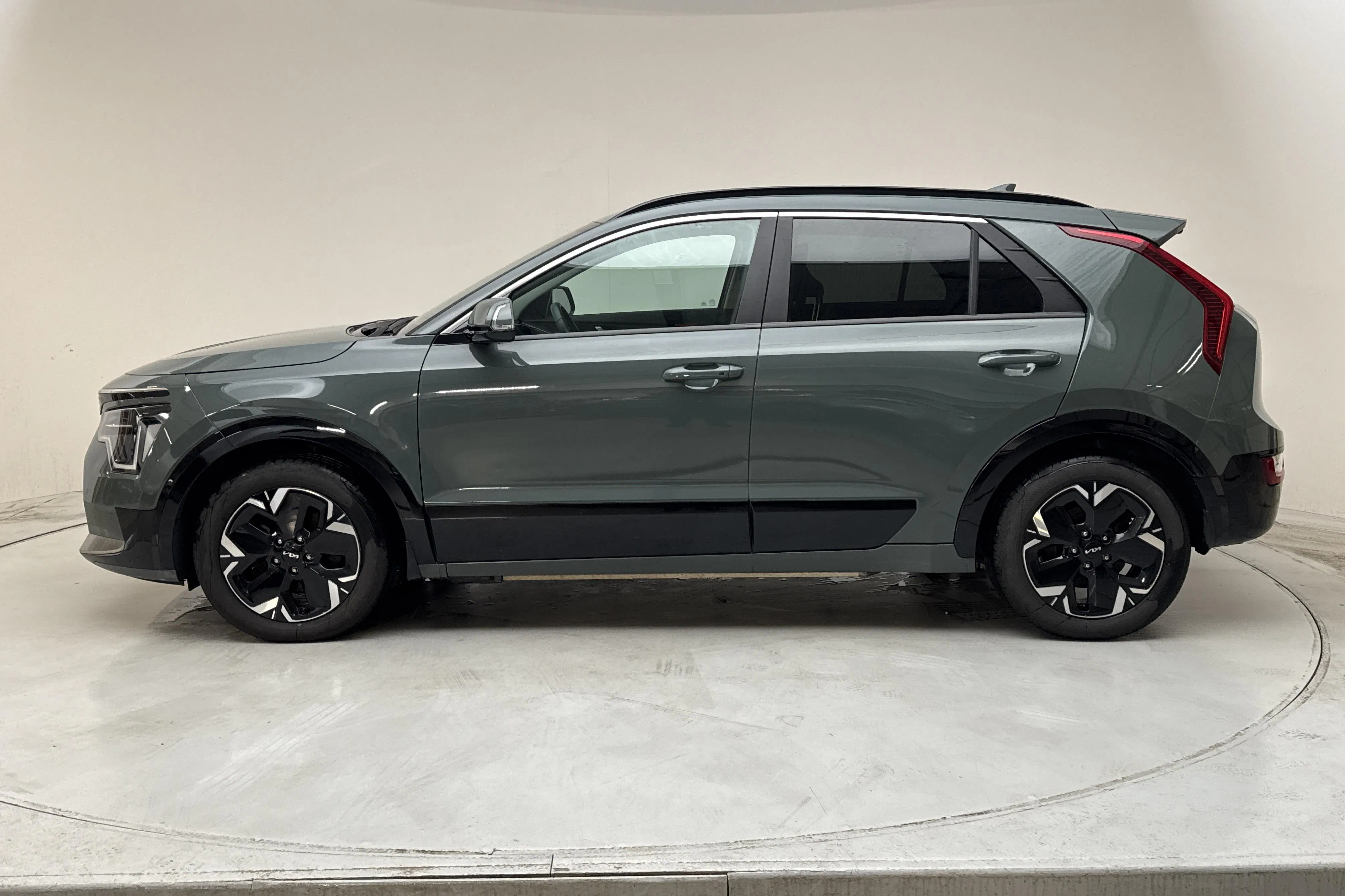 Presentationsfoto 2 av 16: KIA Niro EV 65kWh (204hk) - 9 005 mil - Automat - grön - 2024