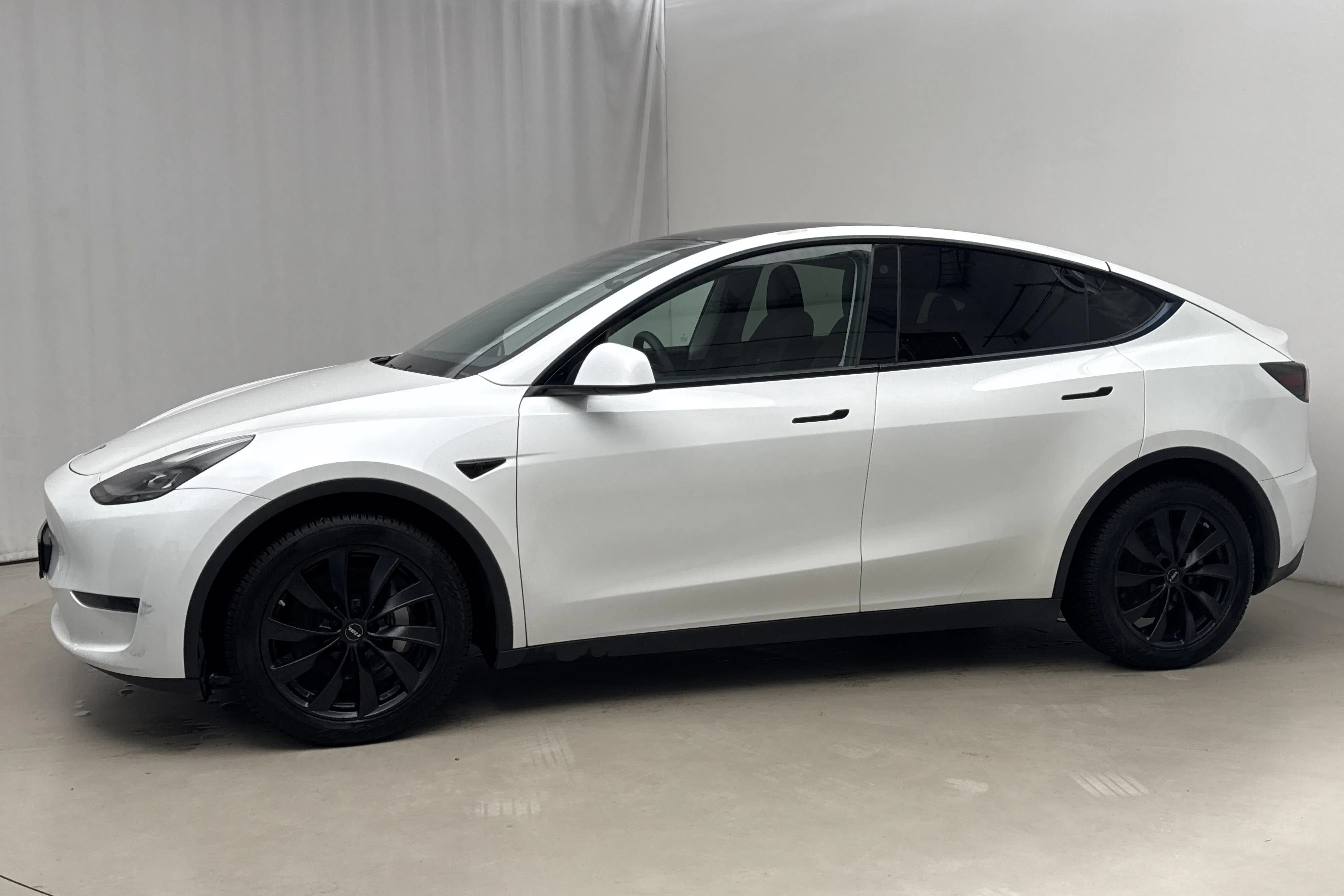Presentation photo 2 of 21: Tesla Model Y Long Range Dual Motor AWD - 89 170 km - Automatic - white - 2023