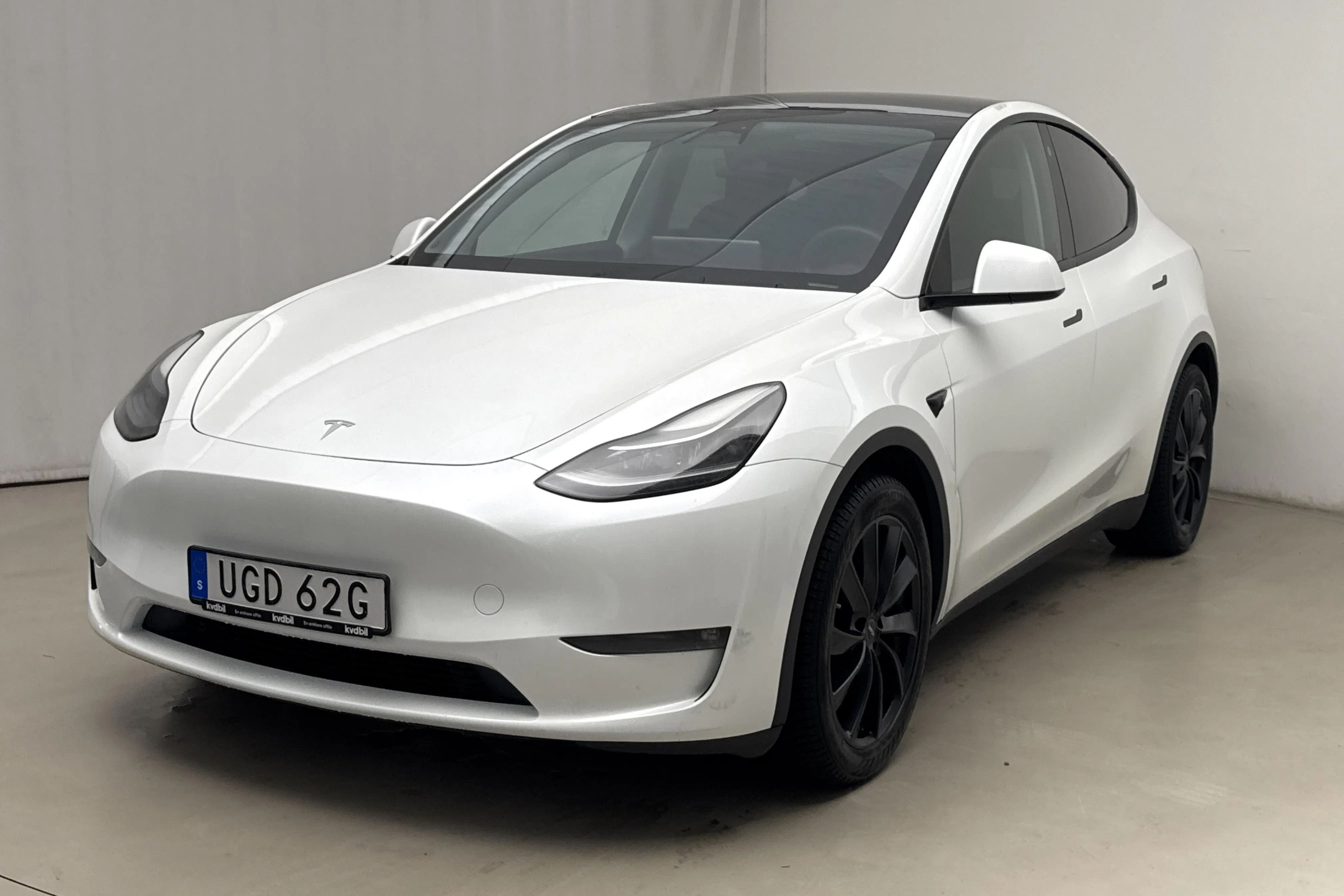 Presentation photo 1 of 21: Tesla Model Y Long Range Dual Motor AWD - 89 170 km - Automatic - white - 2023