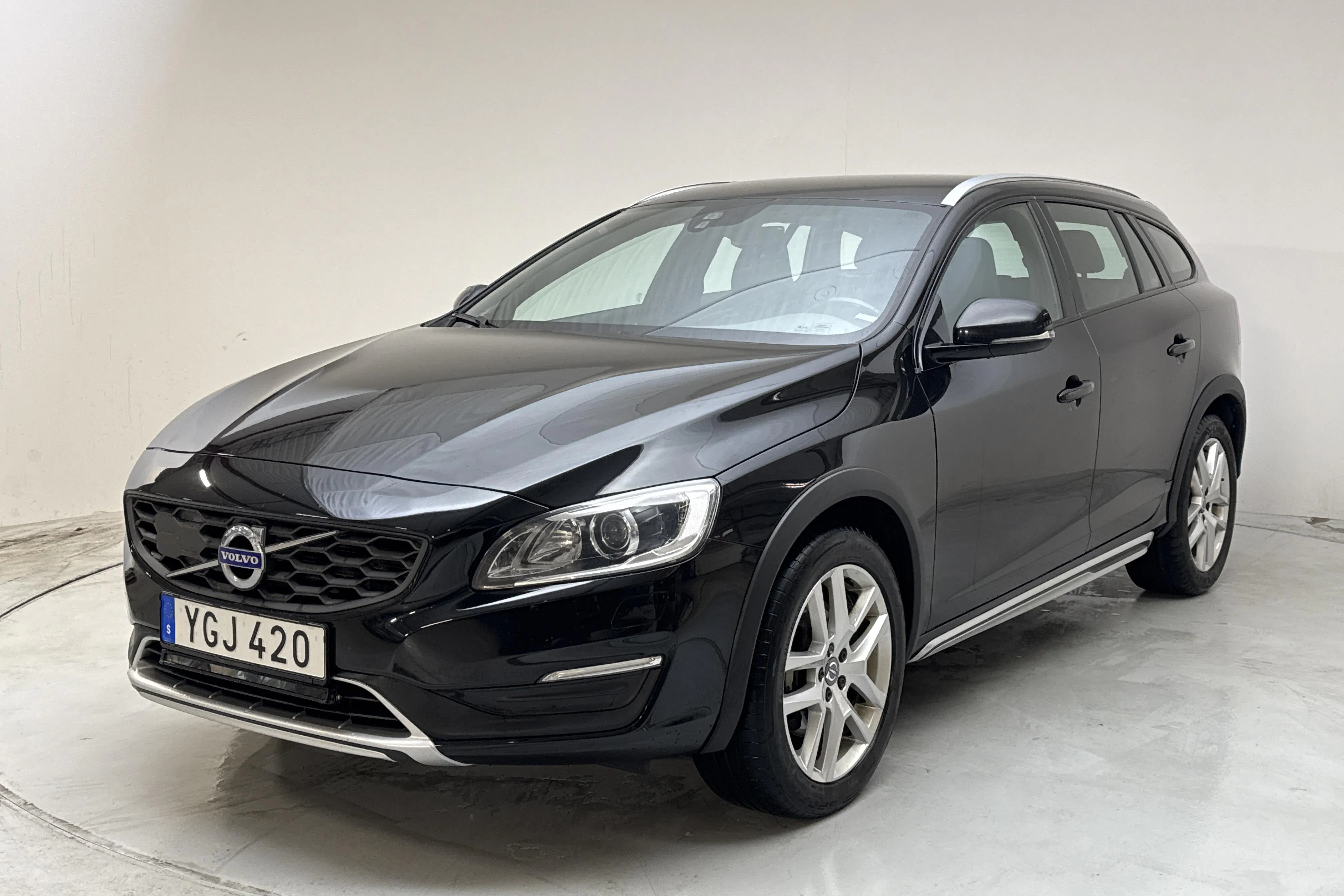 Presentationsfoto 1 av 14: Volvo V60 D4 Cross Country AWD (190hk) - 16 658 mil - Automat - svart - 2017