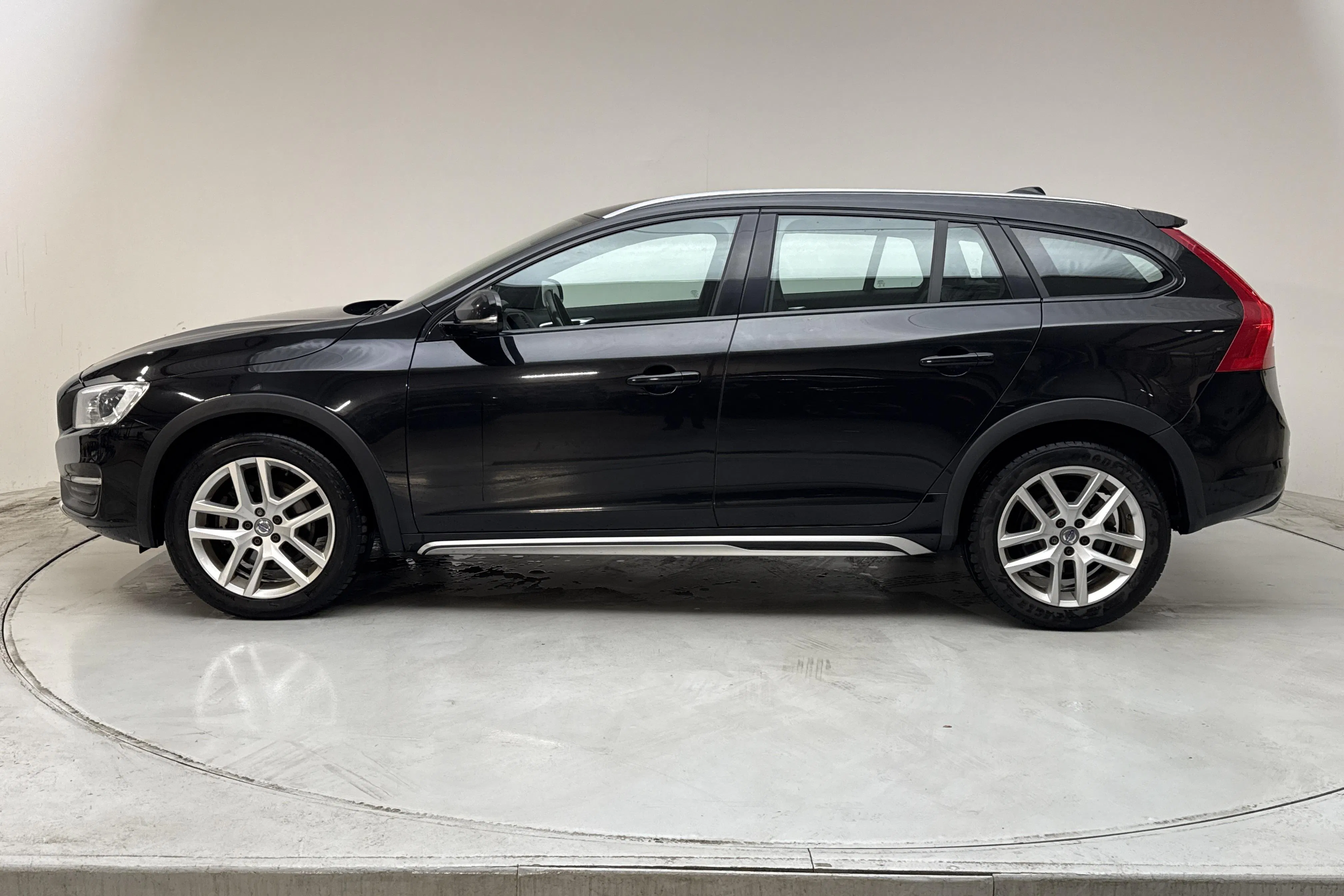 Presentationsfoto 2 av 14: Volvo V60 D4 Cross Country AWD (190hk) - 16 658 mil - Automat - svart - 2017