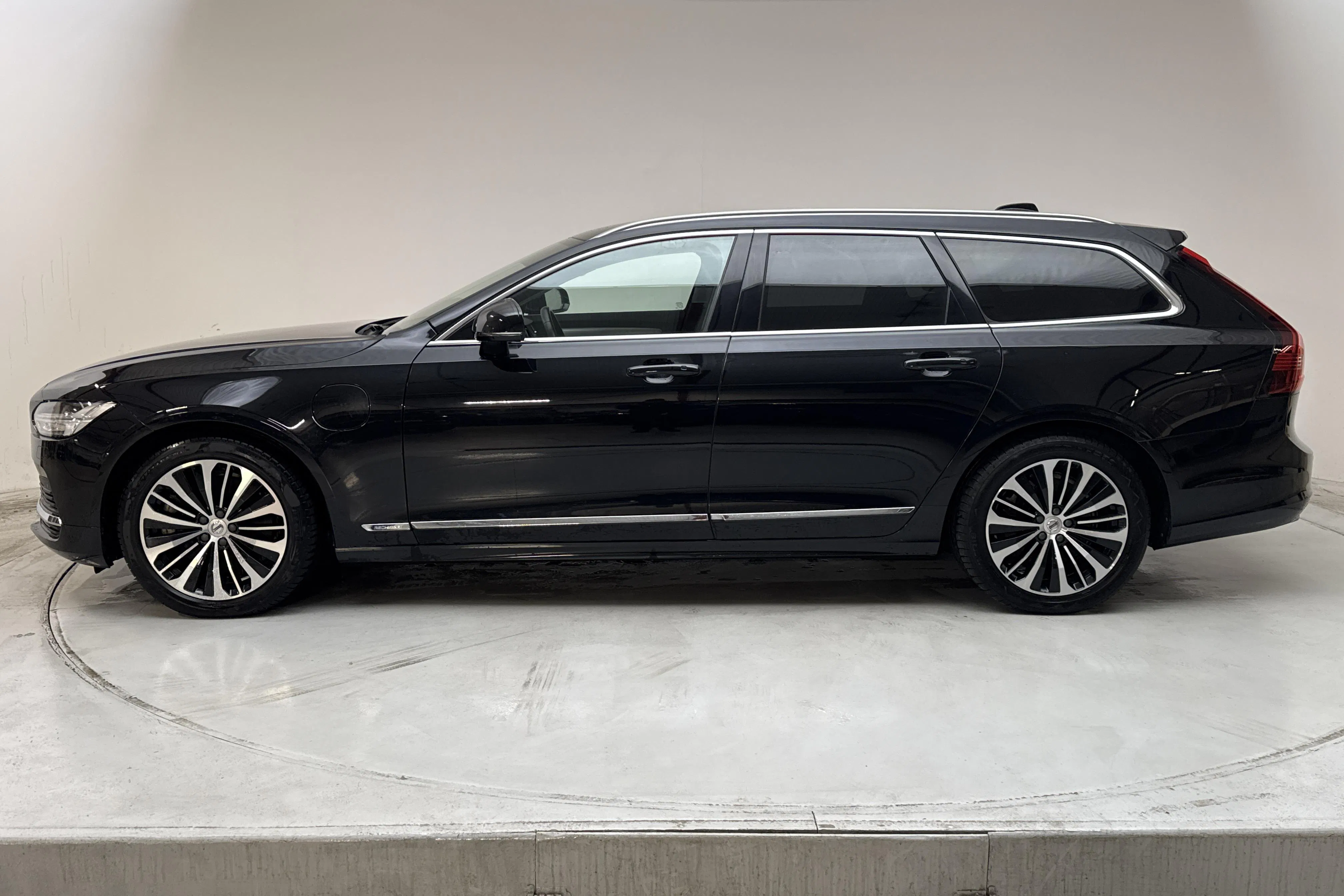 Presentationsfoto 2 av 19: Volvo V90 T6 AWD Recharge (350hk) - 11 232 mil - Automat - svart - 2024