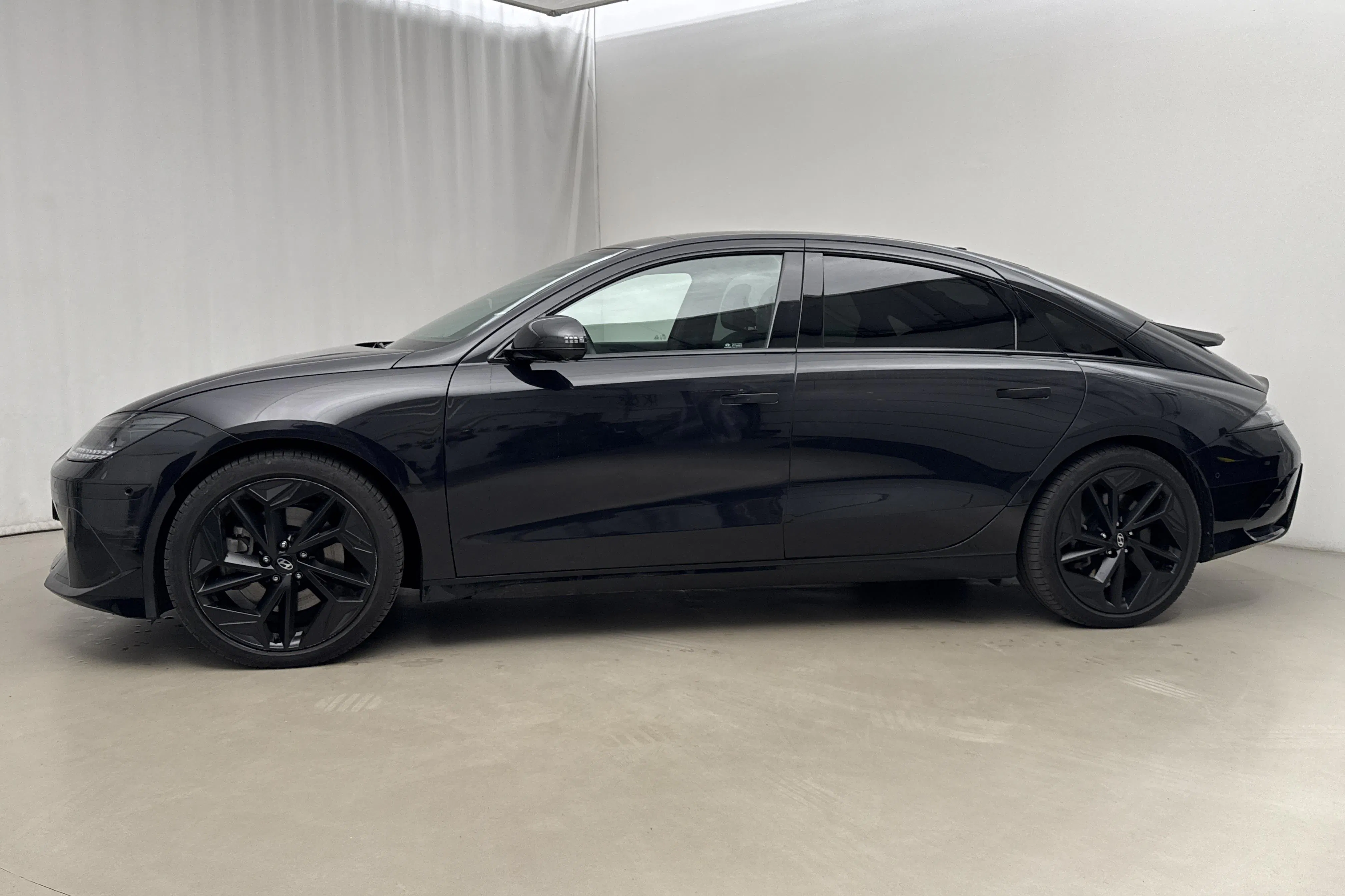 Presentationsfoto 2 av 24: Hyundai IONIQ 6 77kWh AWD (325hk) - 6 539 mil - Automat - blå - 2023