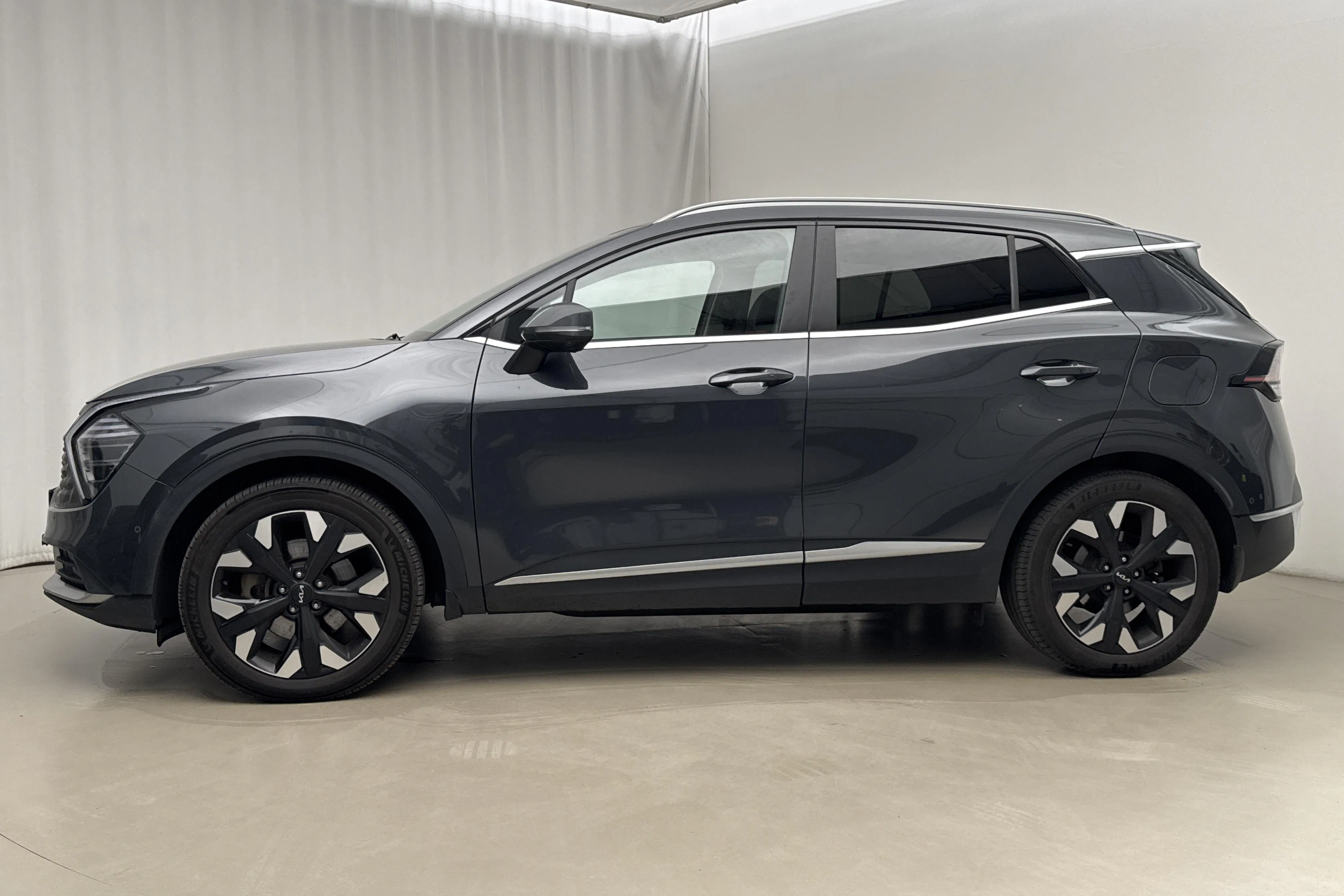 Presentationsfoto 2 av 23: KIA Sportage PHEV AWD (265hk) - 7 138 mil - Automat - grå - 2024