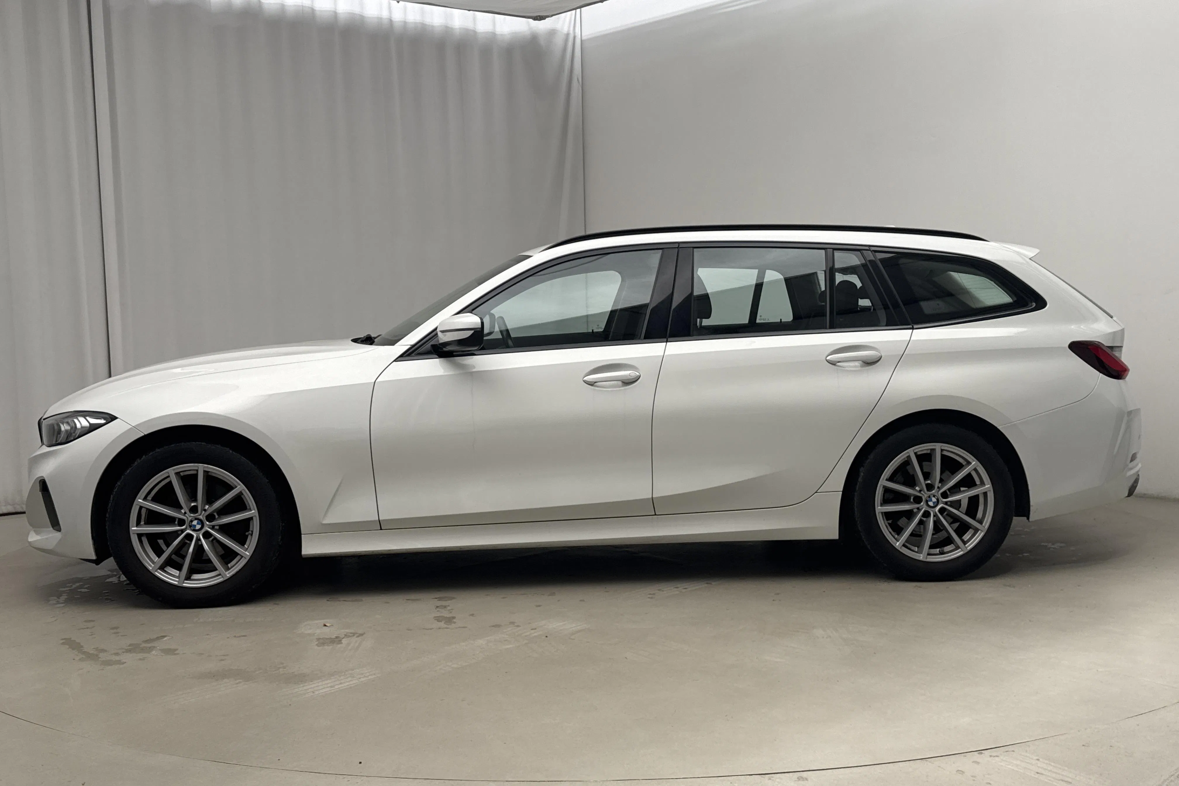Presentationsfoto 21 av 21: BMW 320i sDrive Touring LCI, G21 (184hk) - 7 000 mil - Automat - vit - 2023