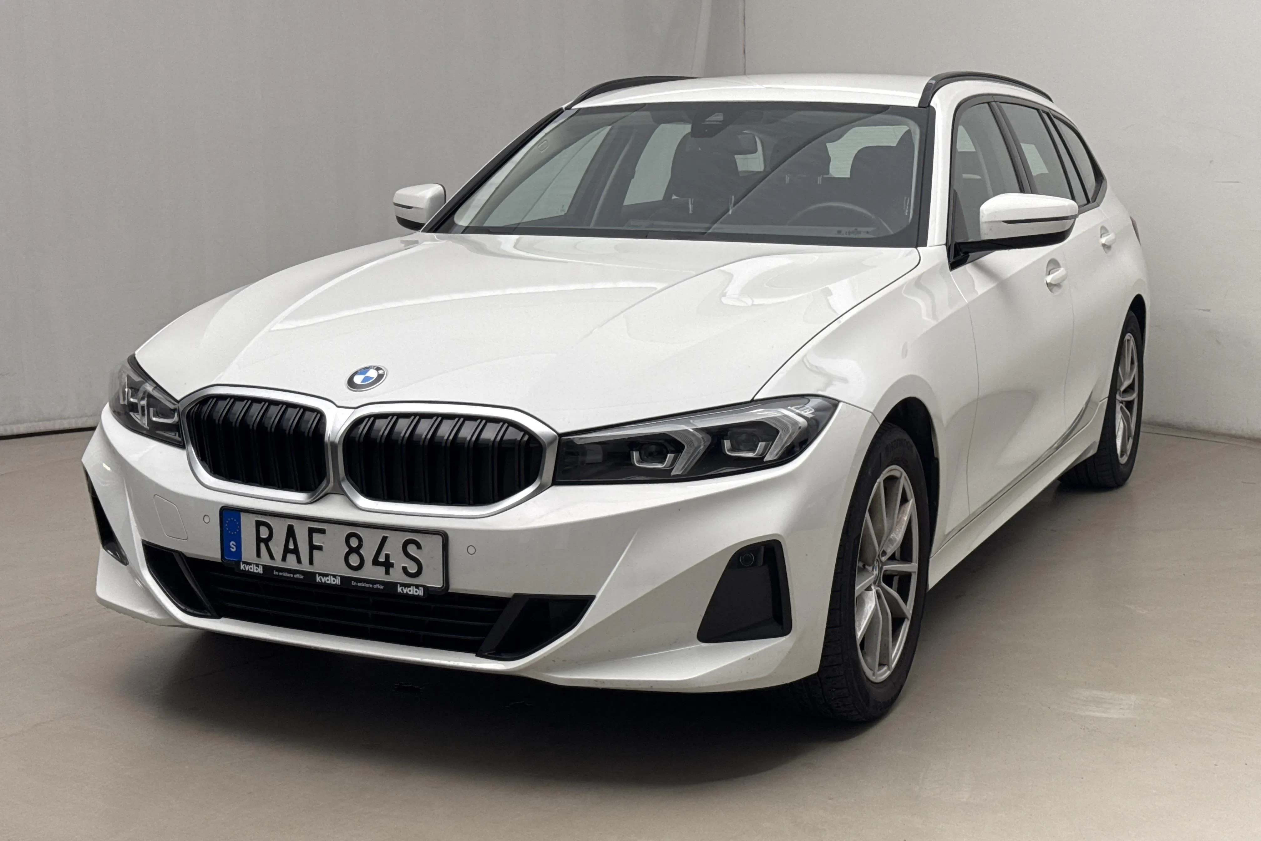 Presentationsfoto 1 av 21: BMW 320i sDrive Touring LCI, G21 (184hk) - 7 000 mil - Automat - vit - 2023
