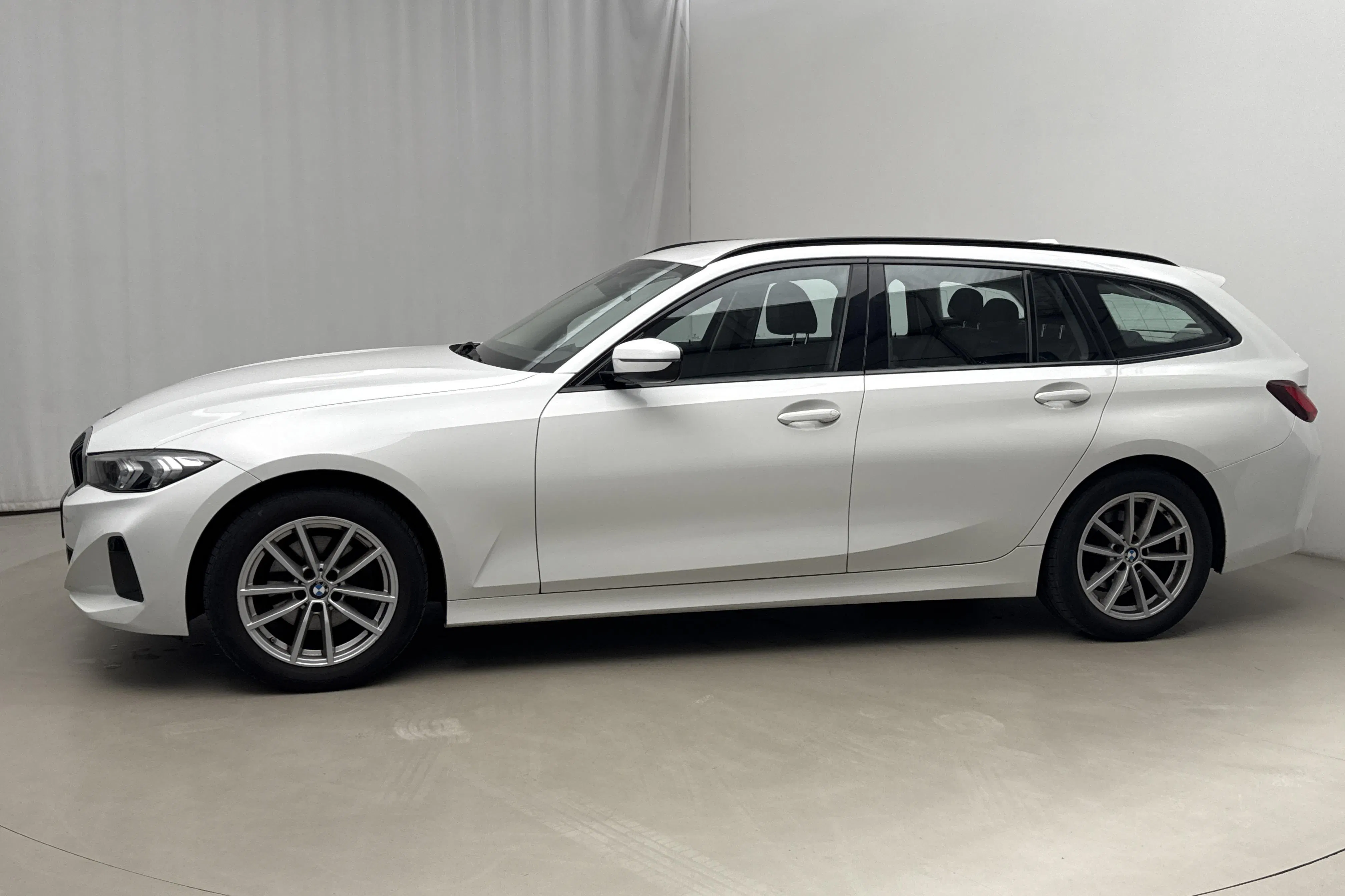 Presentationsfoto 2 av 21: BMW 320i sDrive Touring LCI, G21 (184hk) - 7 000 mil - Automat - vit - 2023