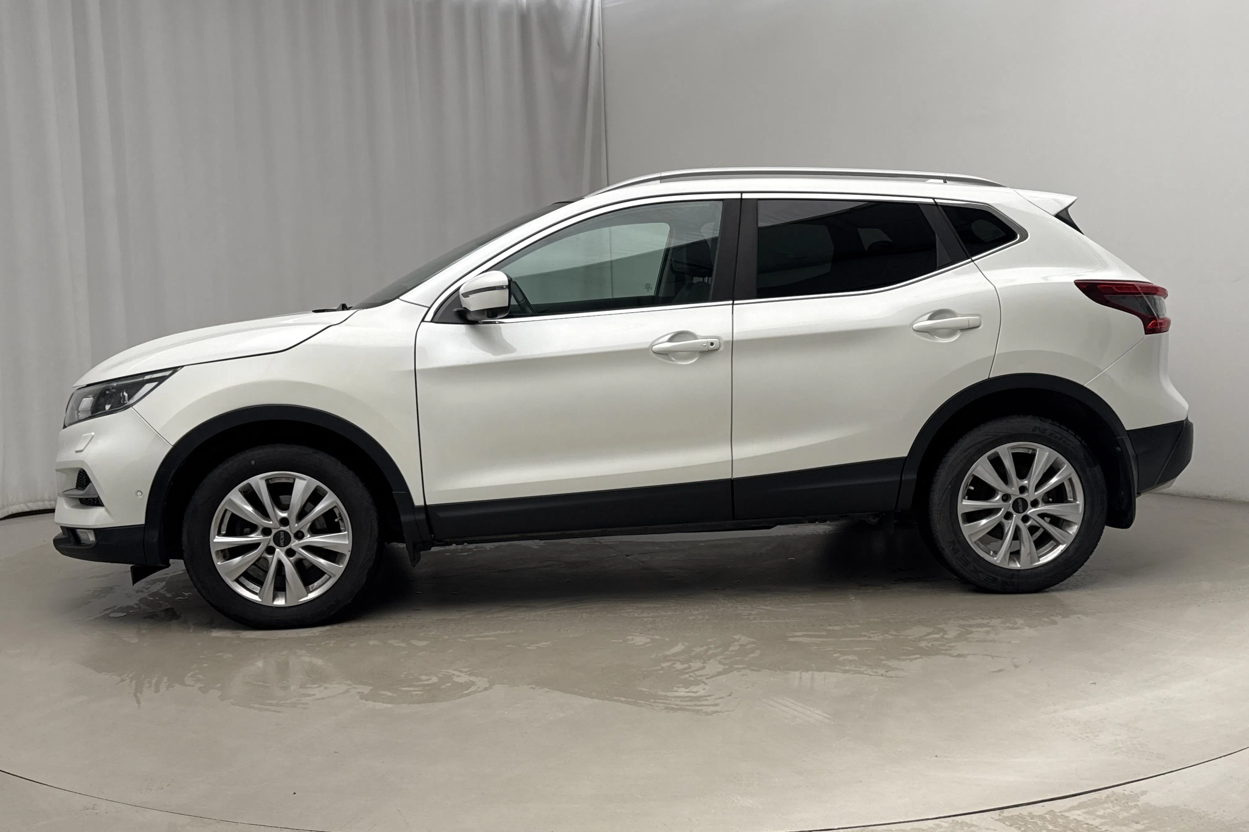 Presentationsfoto 2 av 18: Nissan Qashqai 1.2 DIG-T (115hk) - 14 934 mil - Automat - vit - 2017