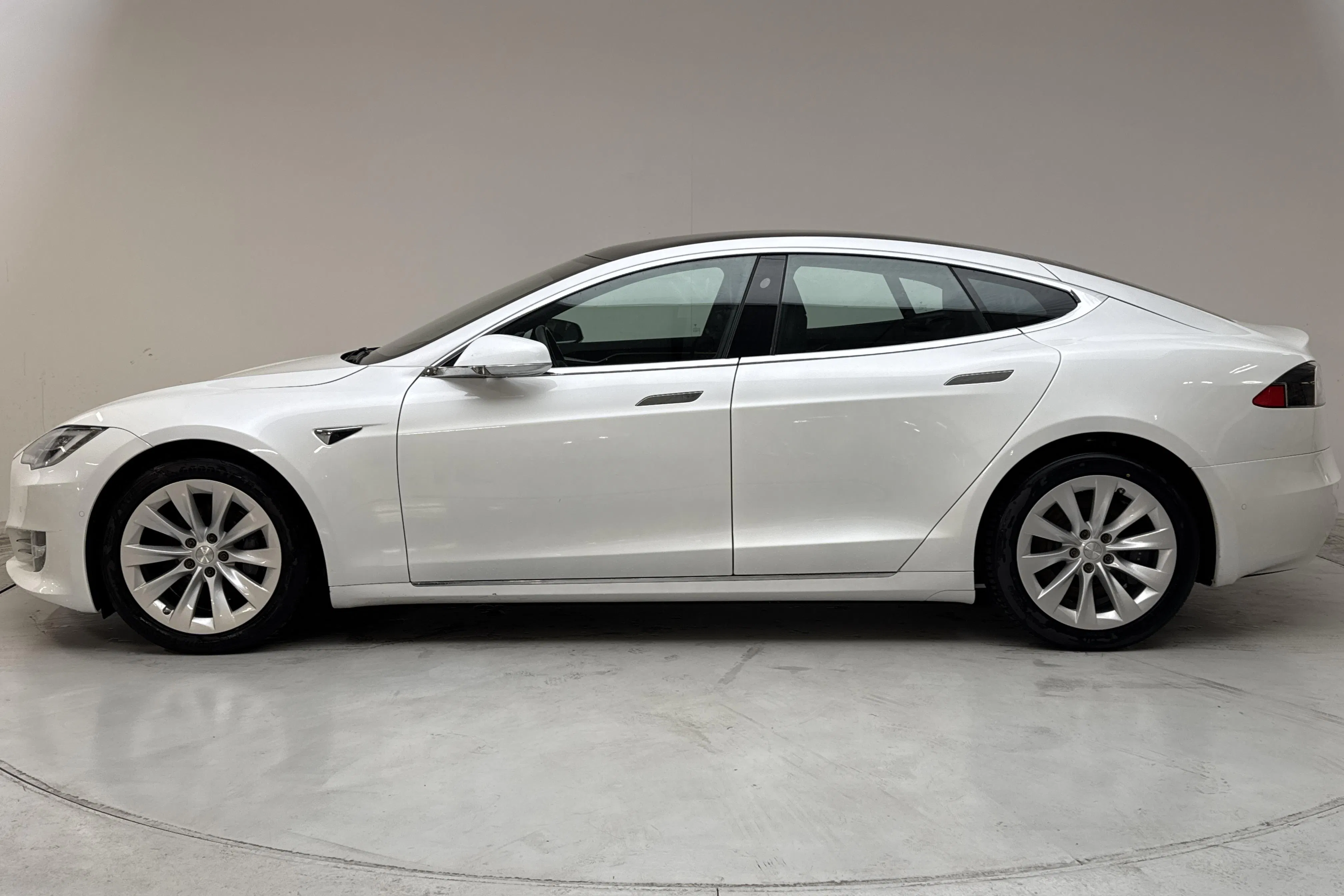 Presentationsfoto 2 av 19: Tesla Model S Dual Motor Long Range AWD - 4 974 mil - Automat - vit - 2020