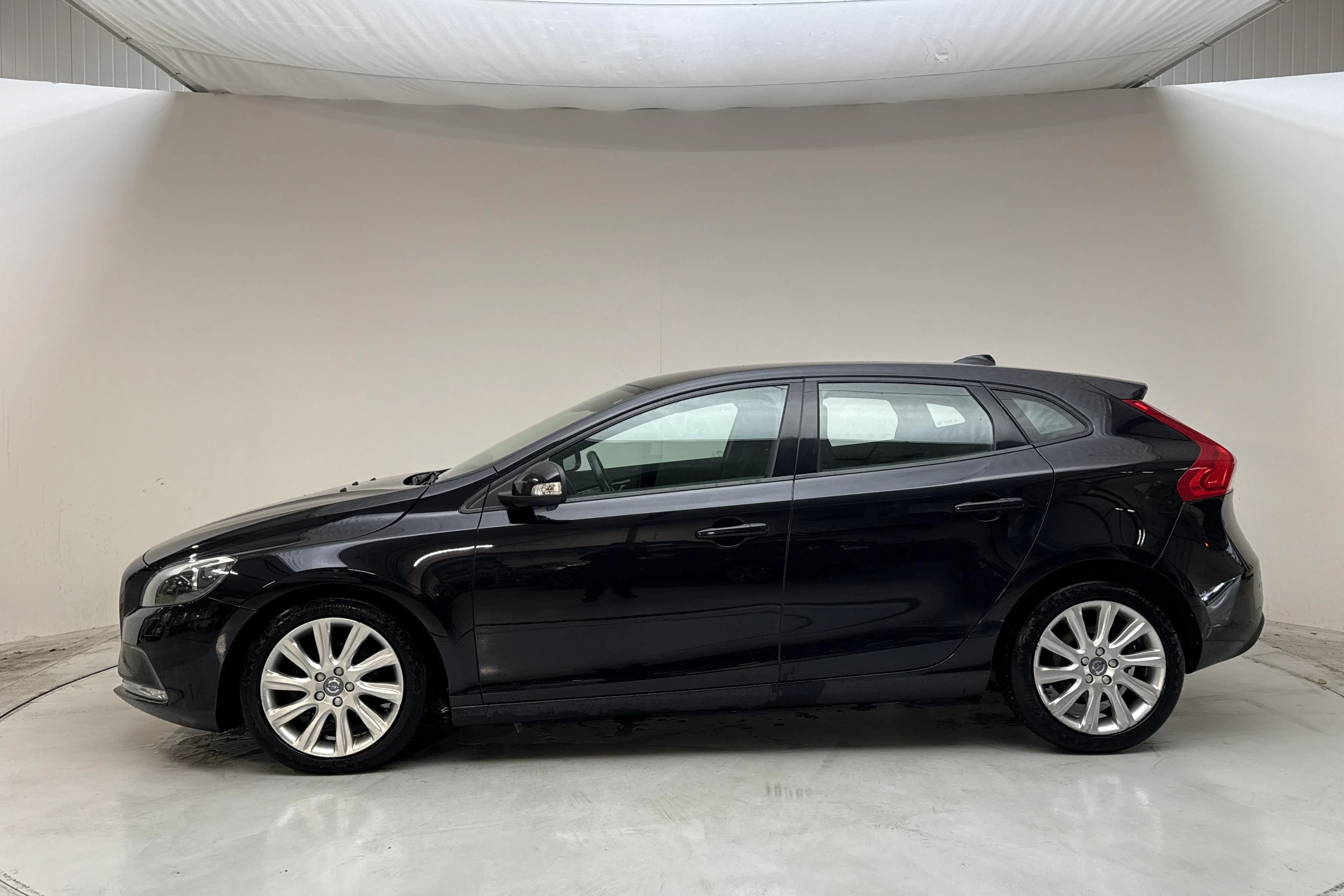 Presentationsfoto 2 av 14: Volvo V40 D2 (115hk) - 7 628 mil - Manuell - svart - 2014