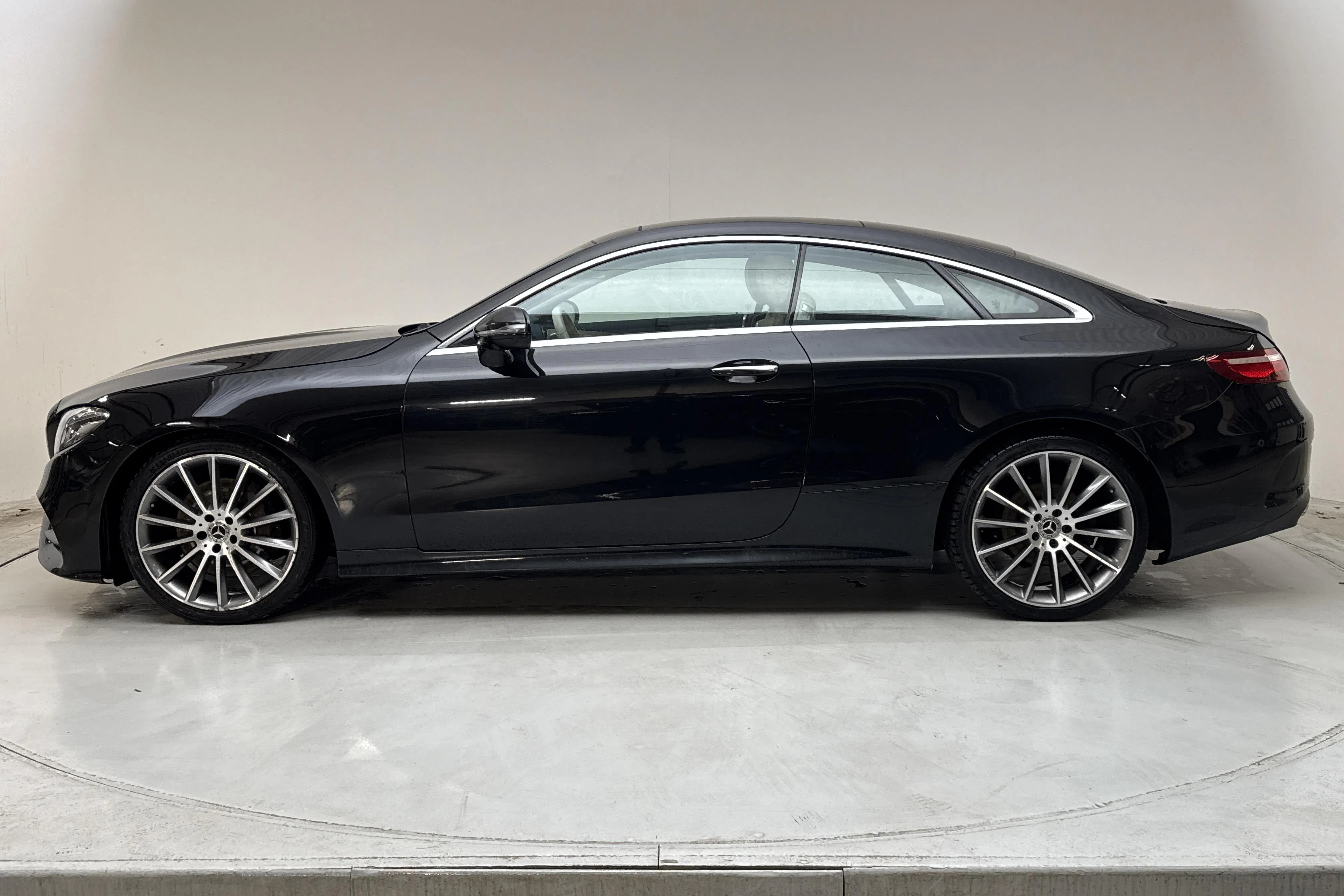 Presentationsfoto 2 av 18: Mercedes E 300 Coupé C238 (245hk) - 13 110 mil - Automat - svart - 2018