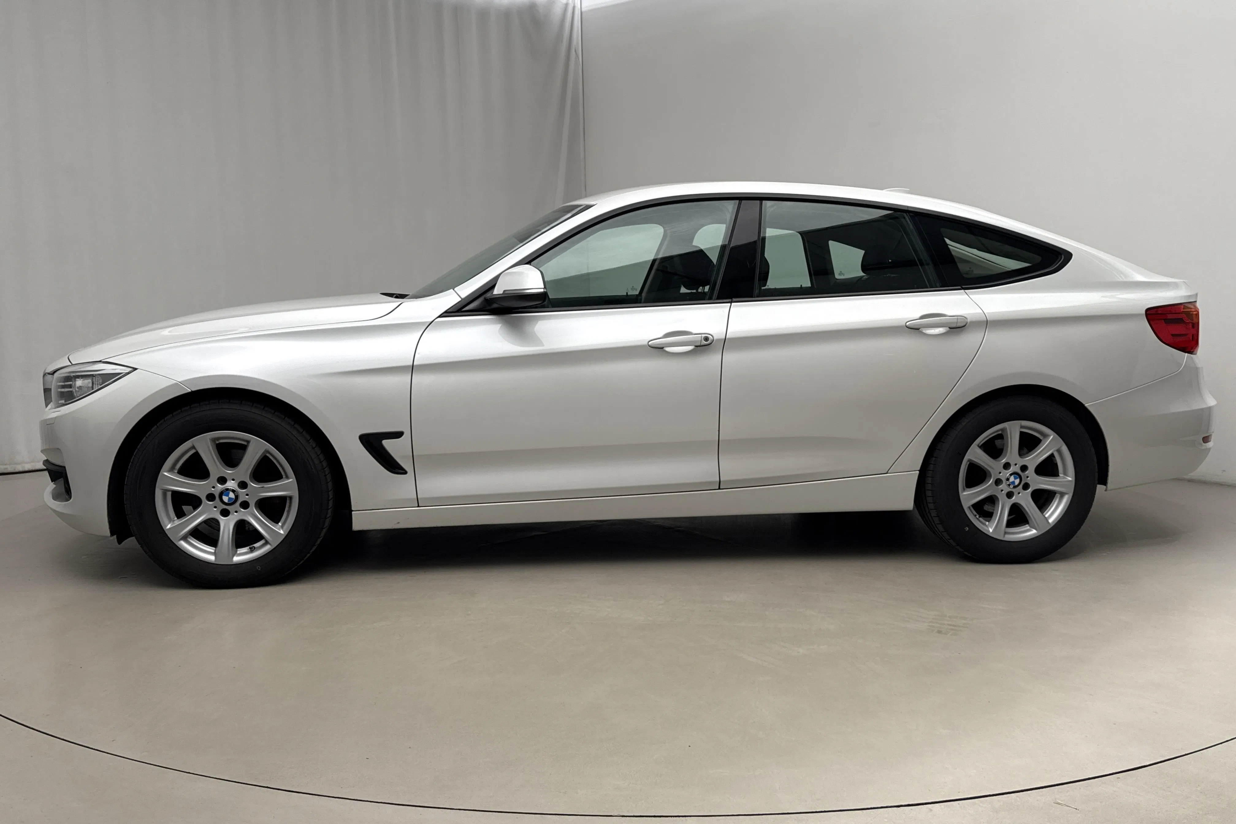Presentationsfoto 2 av 17: BMW 320d GT xDrive, F34 (190hk) - 22 194 mil - Automat - vit - 2016