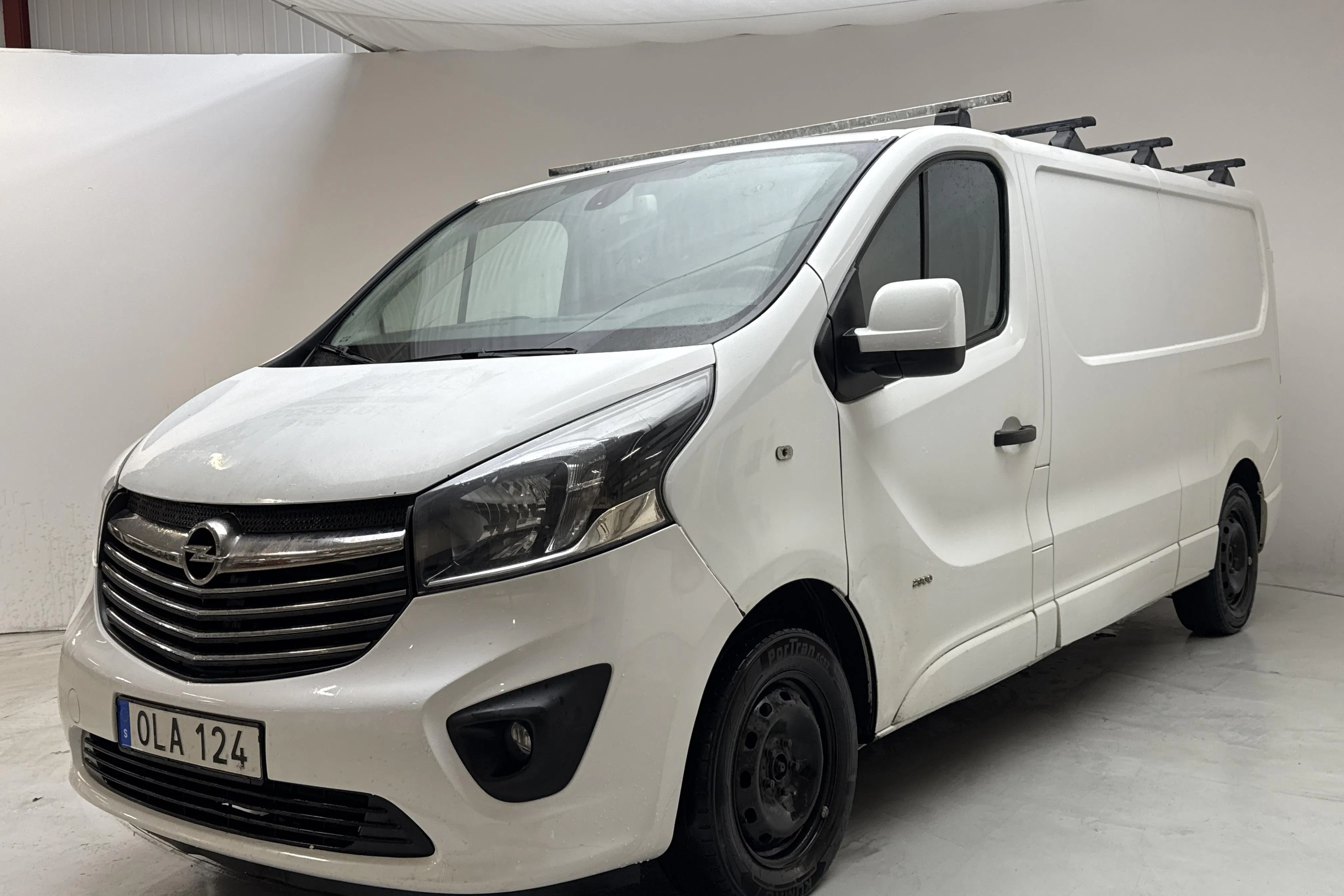 Presentation photo 1 of 13: Opel Vivaro 1.6 BITURBO (125hk) - 250 590 km - Manual - white - 2017