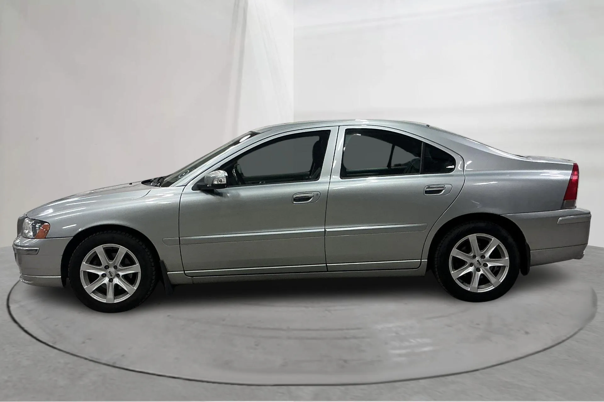 Presentationsfoto 2 av 12: Volvo S60 2.4 (170hk) - 10 729 mil - Automat - silver - 2009