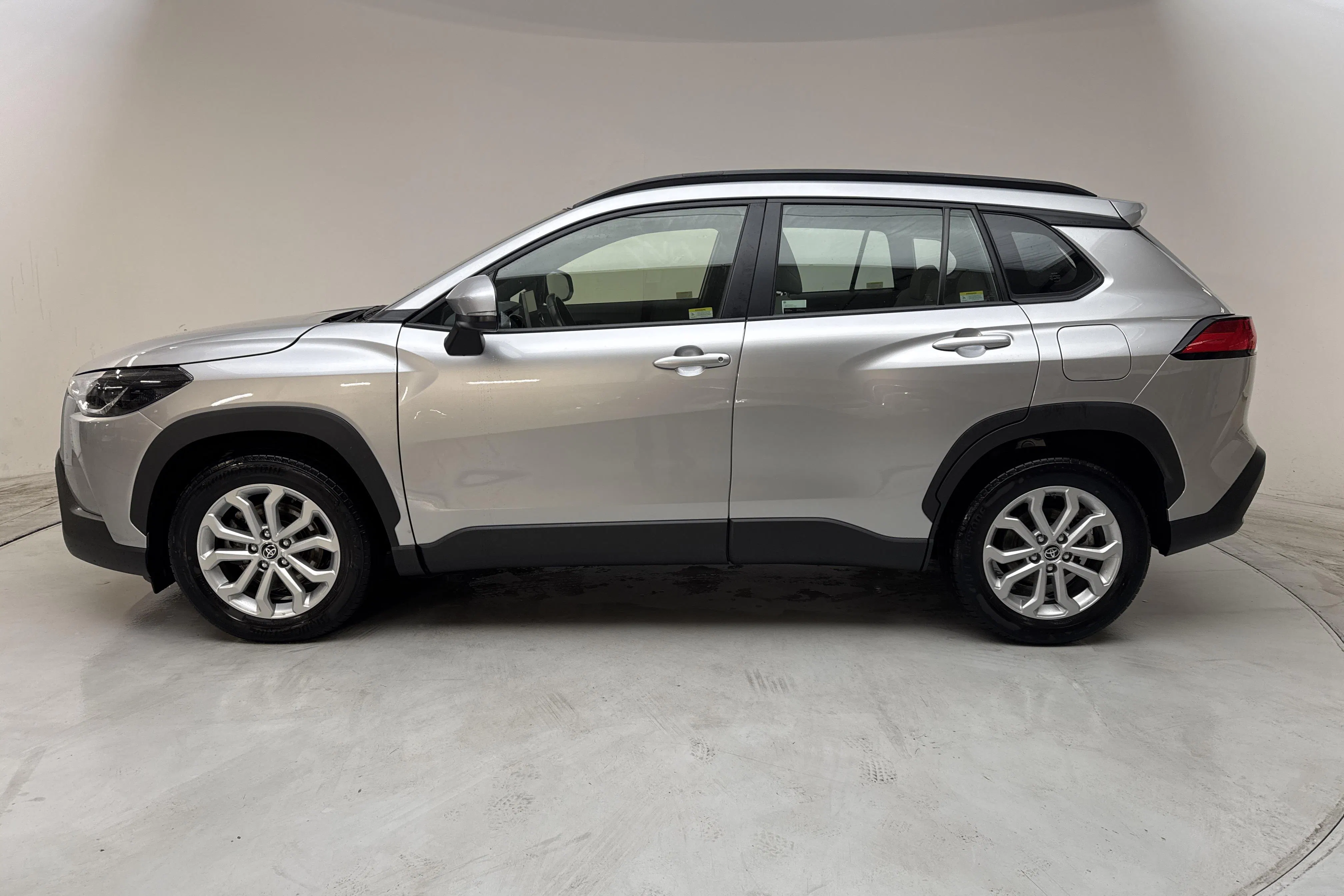 Presentationsfoto 2 av 13: Toyota Corolla Cross 2.0 AWD-i Elhybrid (197hk) - 10 426 mil - Automat - silver - 2024
