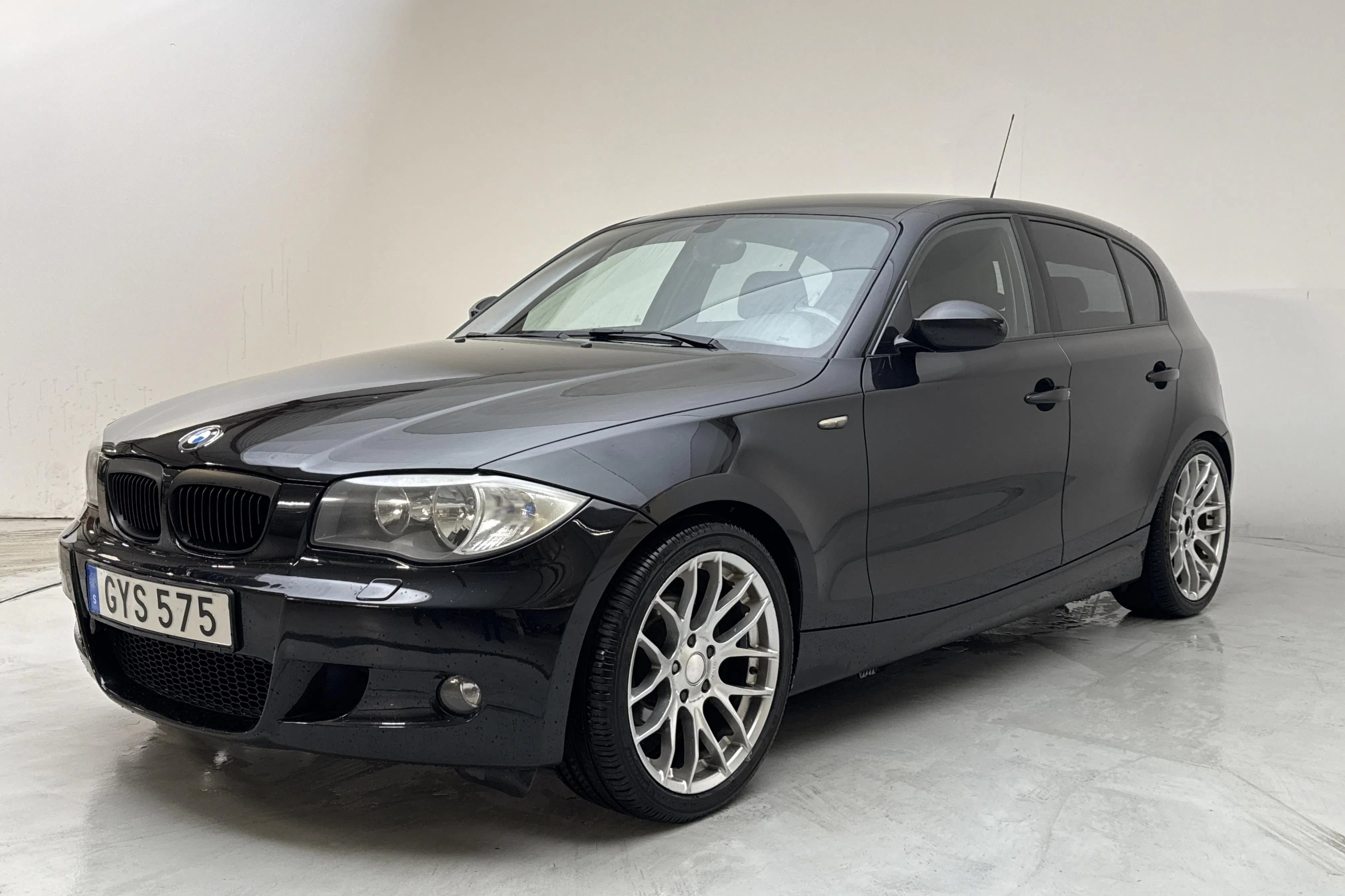 Presentationsfoto 1 av 11: BMW 118d 5dr, E87 (143hk) - 18 612 mil - Manuell - svart - 2008