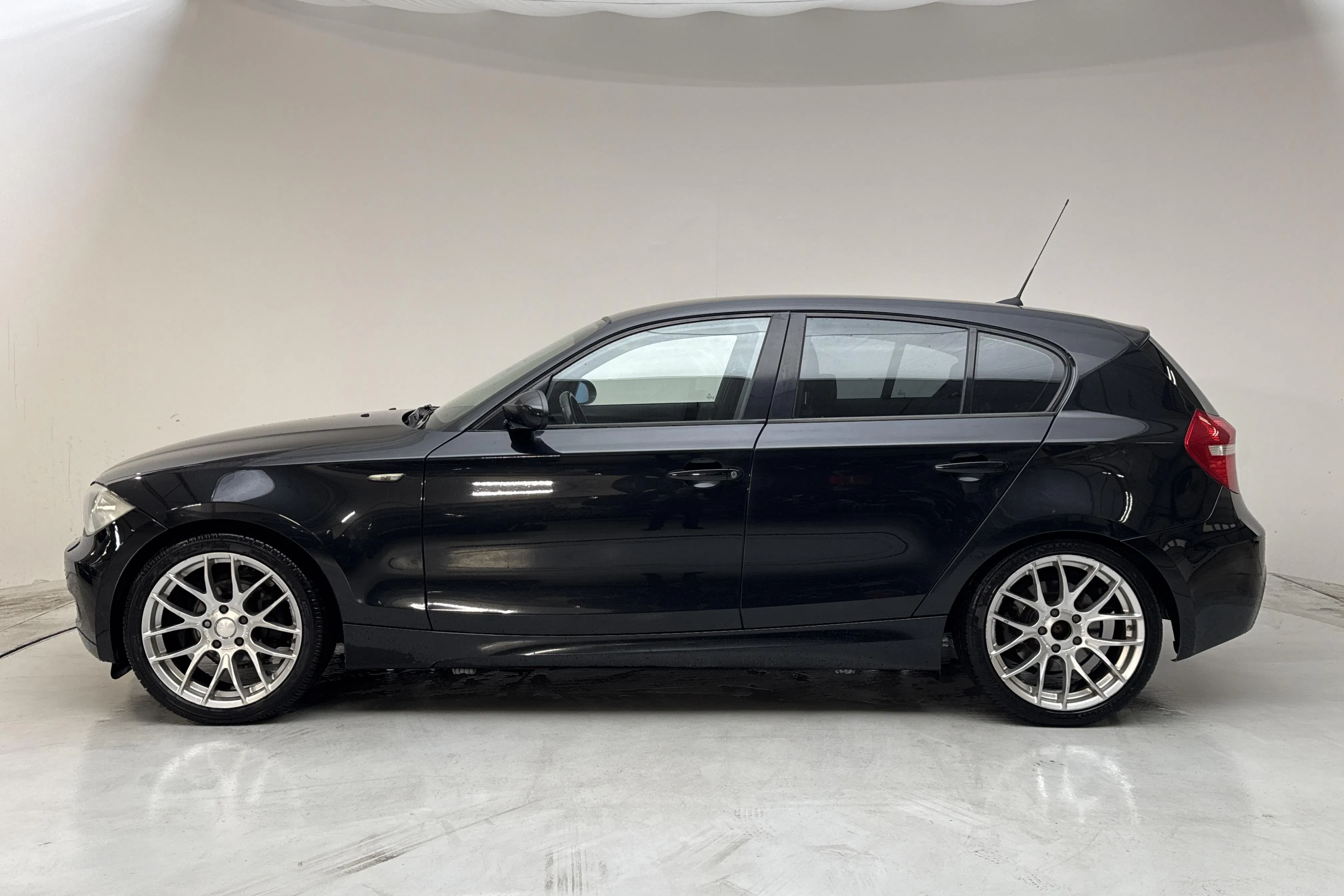 Presentationsfoto 2 av 11: BMW 118d 5dr, E87 (143hk) - 18 612 mil - Manuell - svart - 2008