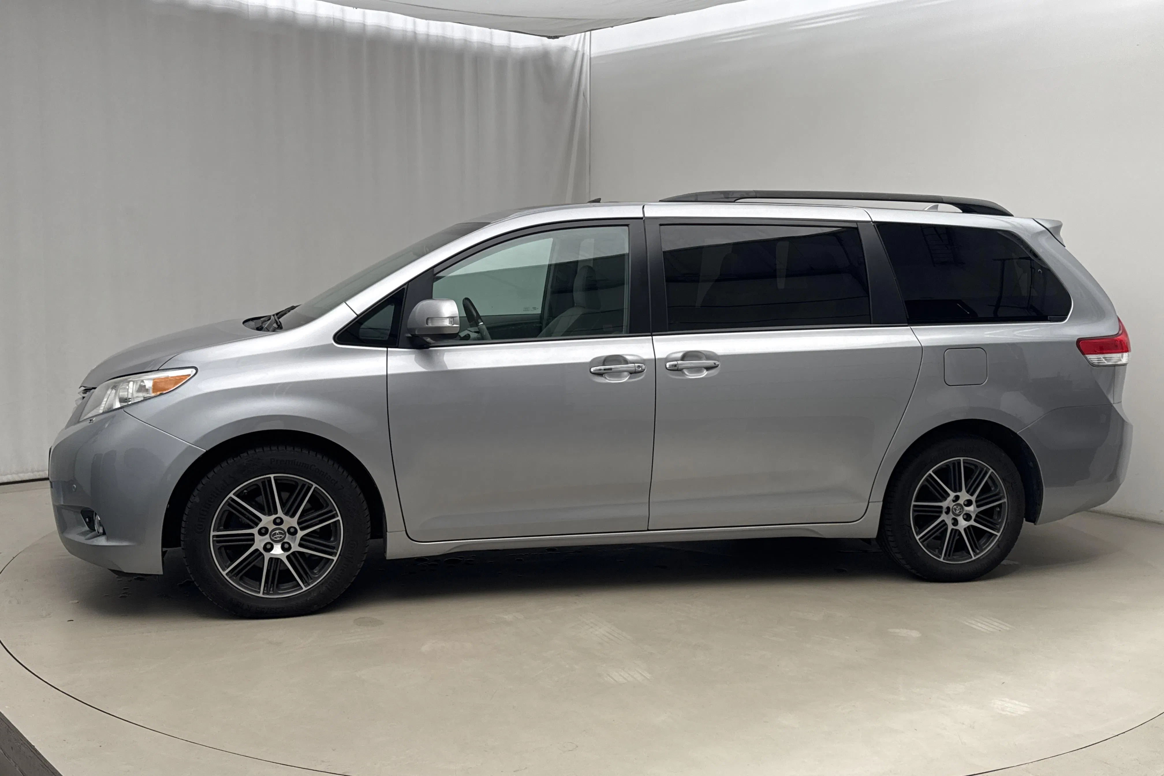 Presentation photo 2 of 21: Toyota Sienna 3.5 V6 AWD (269hk) - 218 110 km - Automatic - silver - 2013