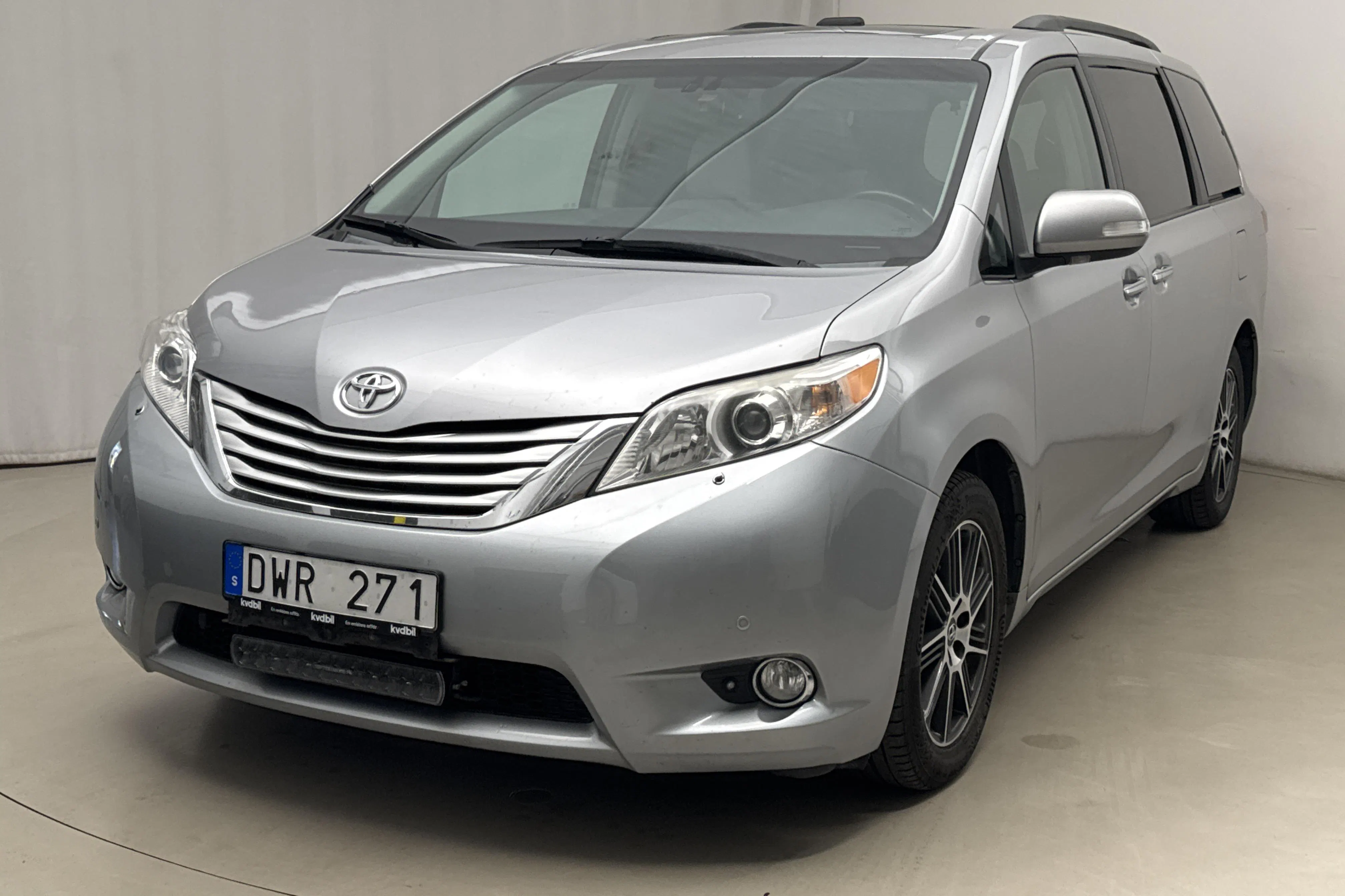 Presentation photo 1 of 21: Toyota Sienna 3.5 V6 AWD (269hk) - 218 110 km - Automatic - silver - 2013