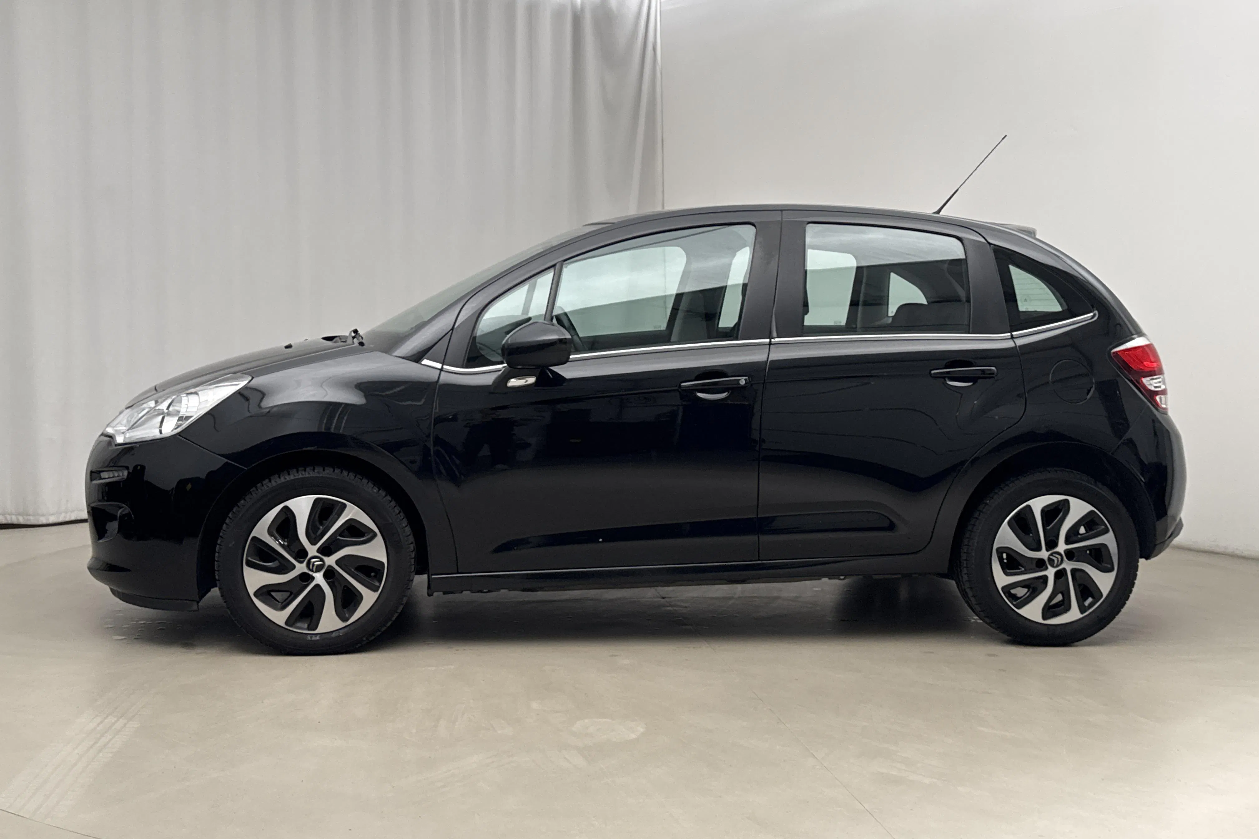 Presentation photo 2 of 15: Citroën C3 1.2 VTi (82hk) - 118 400 km - Manual - black - 2017