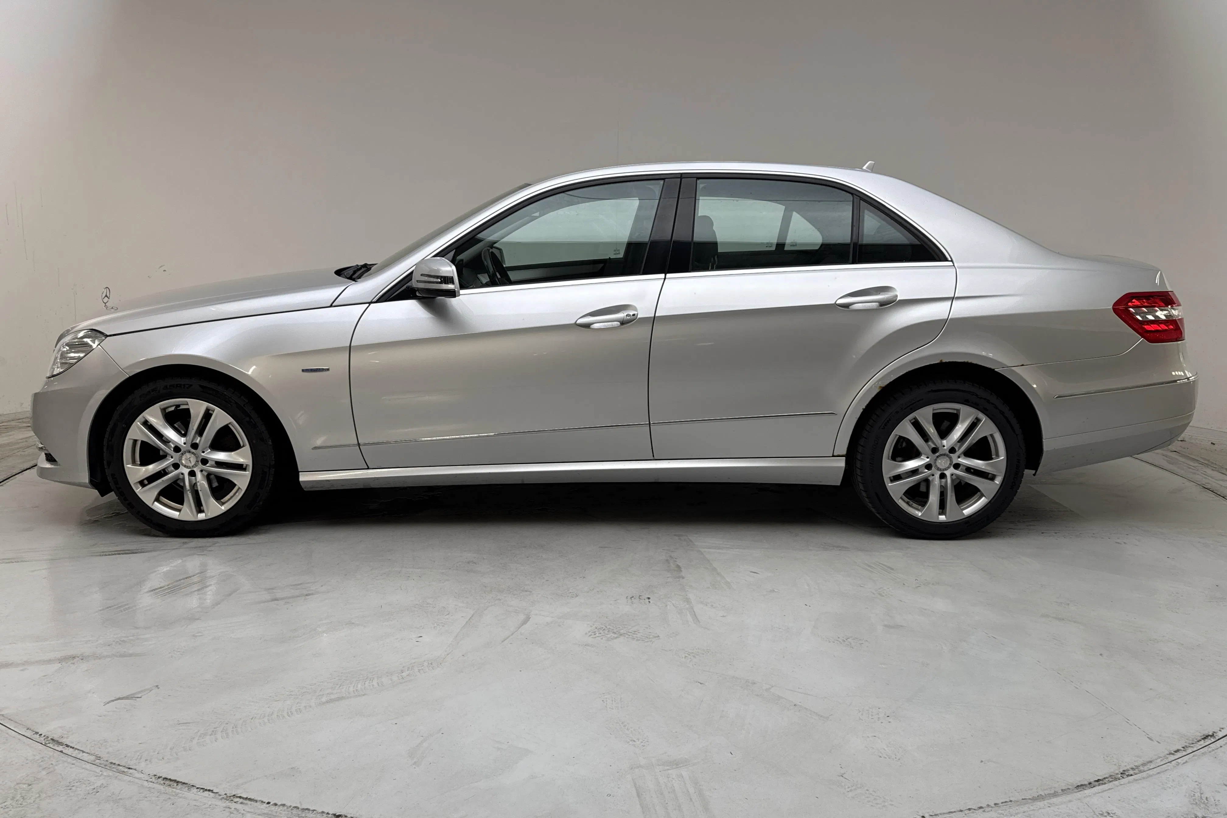 Presentationsfoto 2 av 12: Mercedes E 200 W212 (184hk) - 23 439 mil - Automat - silver - 2011