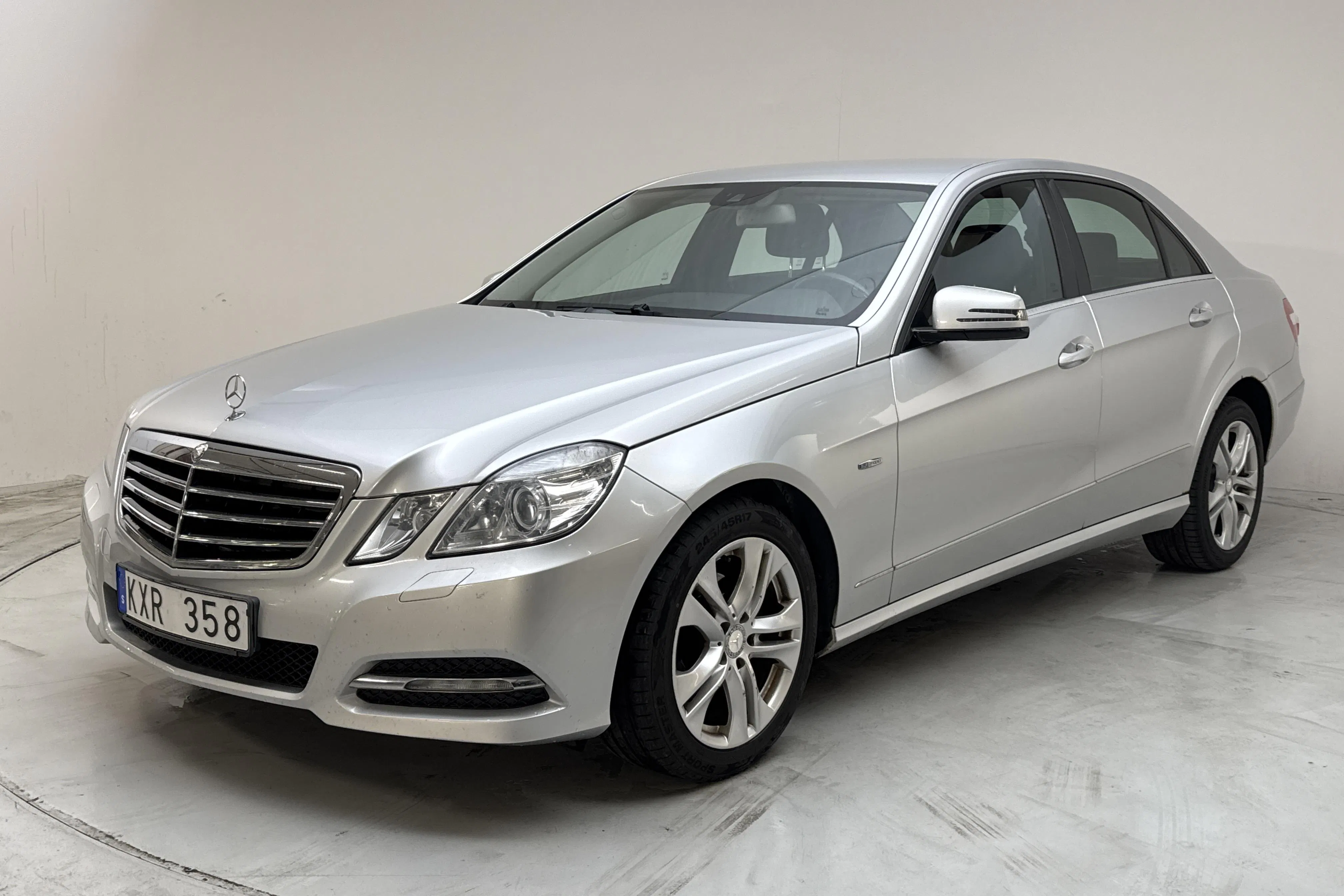 Presentationsfoto 1 av 12: Mercedes E 200 W212 (184hk) - 23 439 mil - Automat - silver - 2011