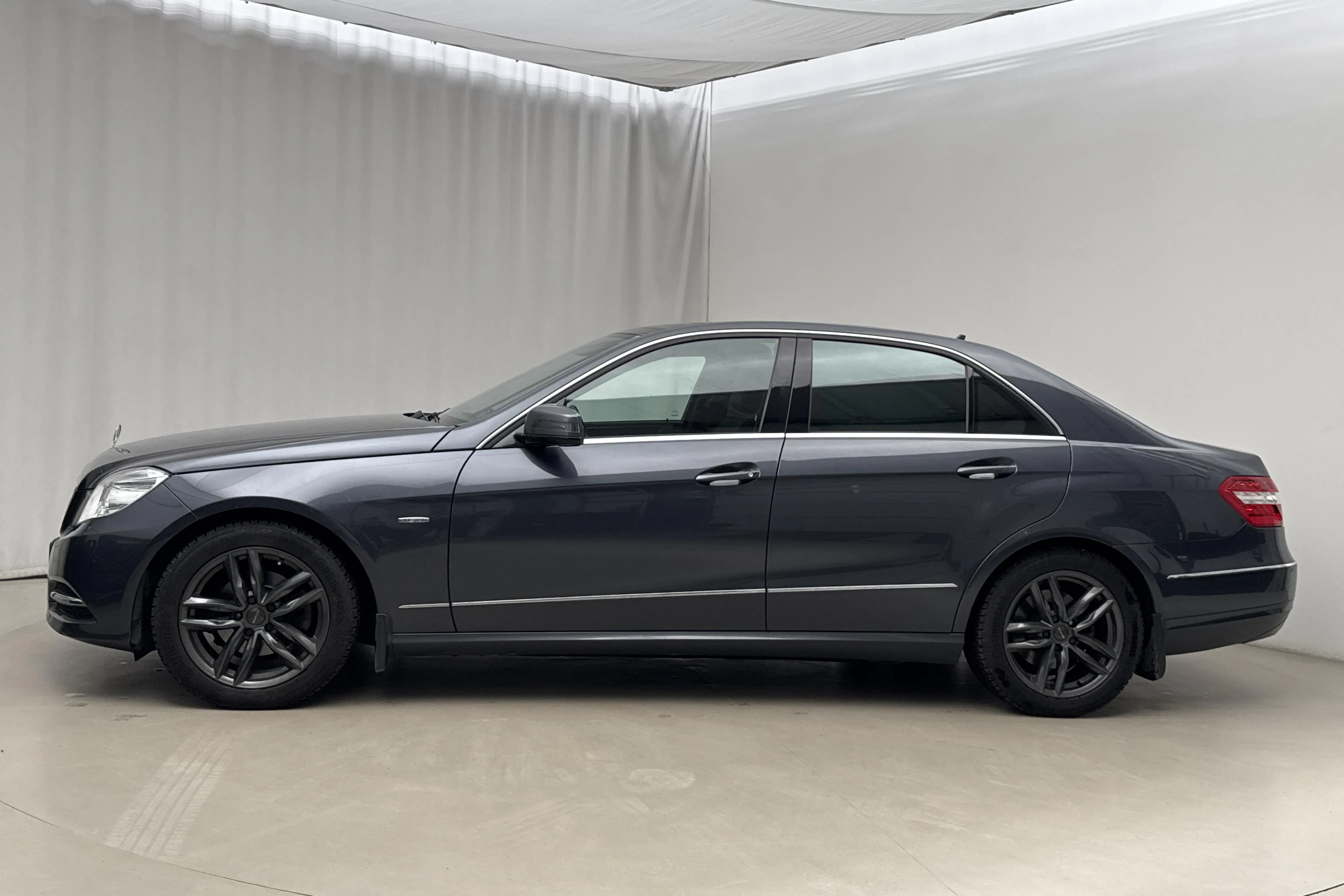 Presentationsfoto 2 av 15: Mercedes E 220 CDI W212 (170hk) - 11 081 mil - Automat - Mörkgrå - 2012