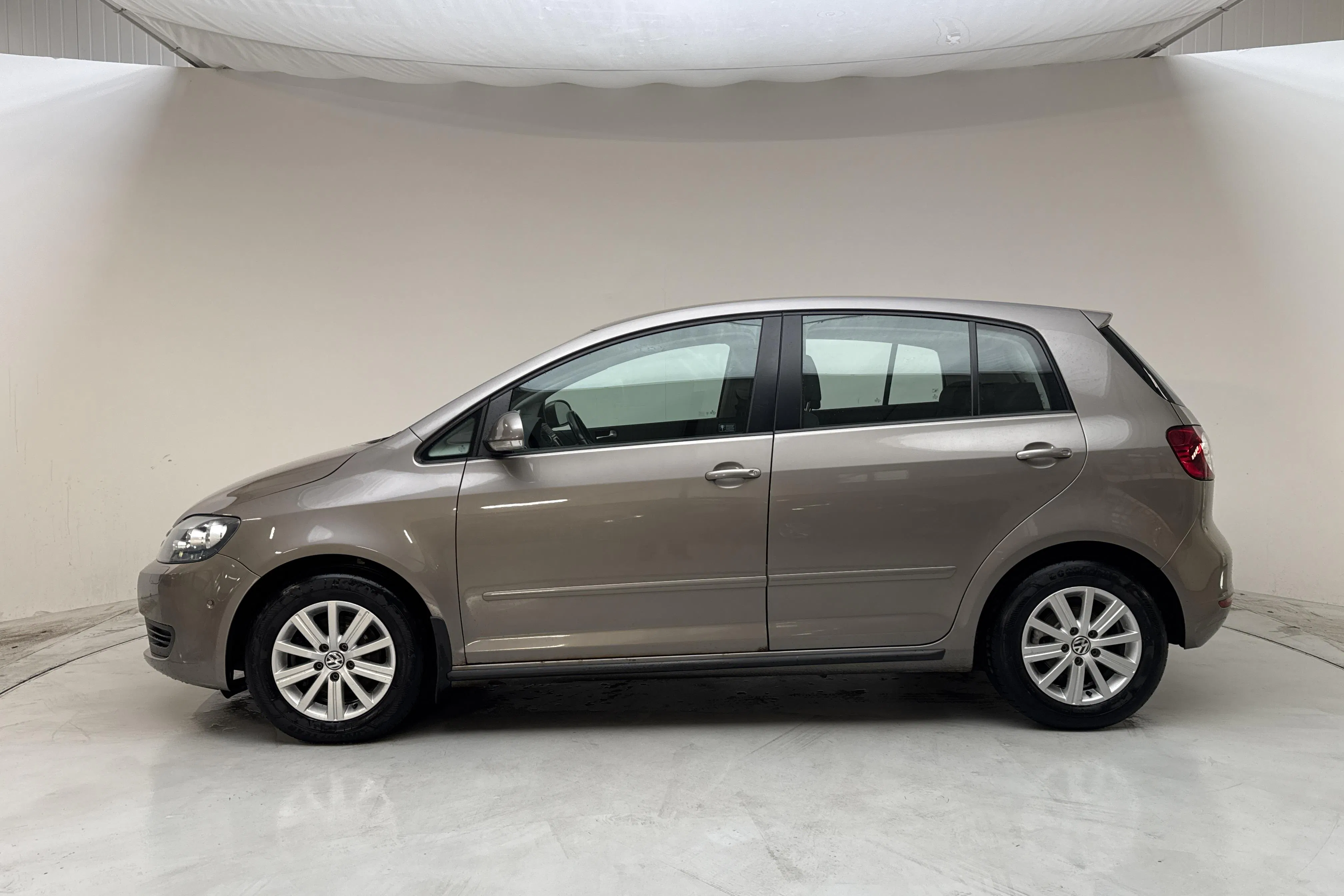 Presentationsfoto 2 av 14: VW Golf VI 1.4 TSI Plus (122hk) - 13 735 mil - Automat - Ljusbrun - 2011