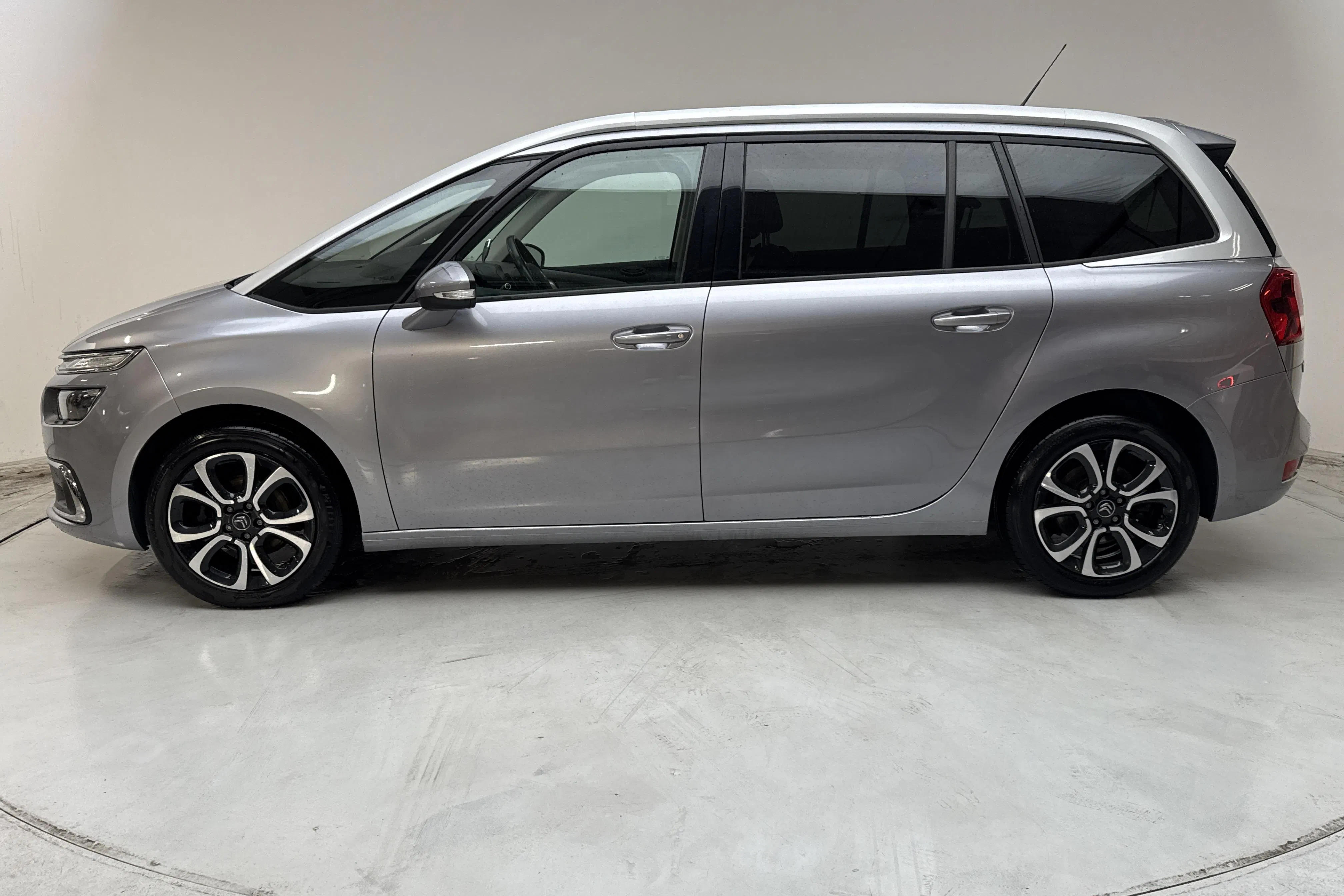 Presentation photo 2 of 16: Citroën C4 Grand Spacetourer Puretech (130hk) - 66 690 km - Automatic - gray - 2020