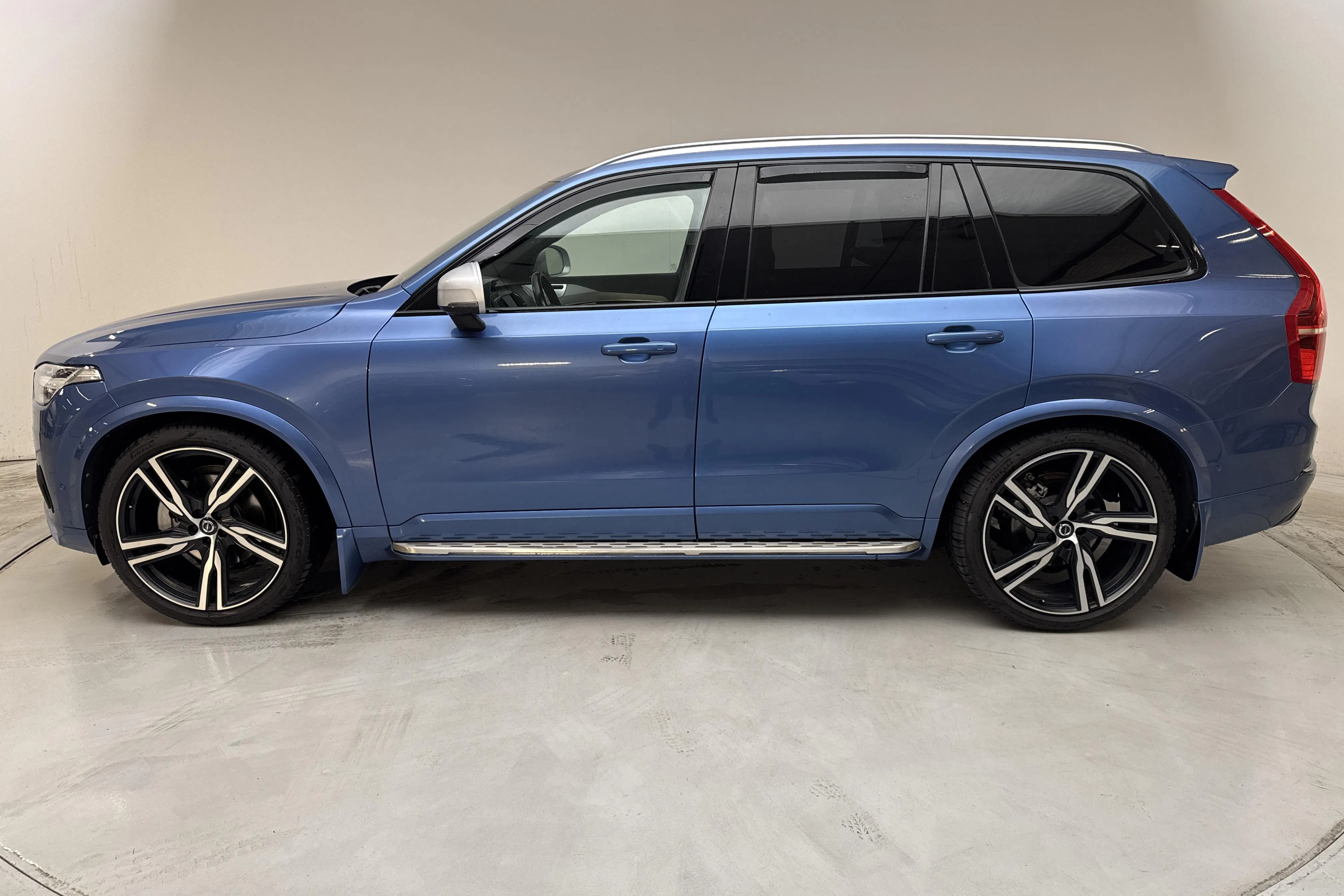 Presentationsfoto 2 av 17: Volvo XC90 D5 AWD (235hk) - 28 083 mil - Automat - blå - 2017