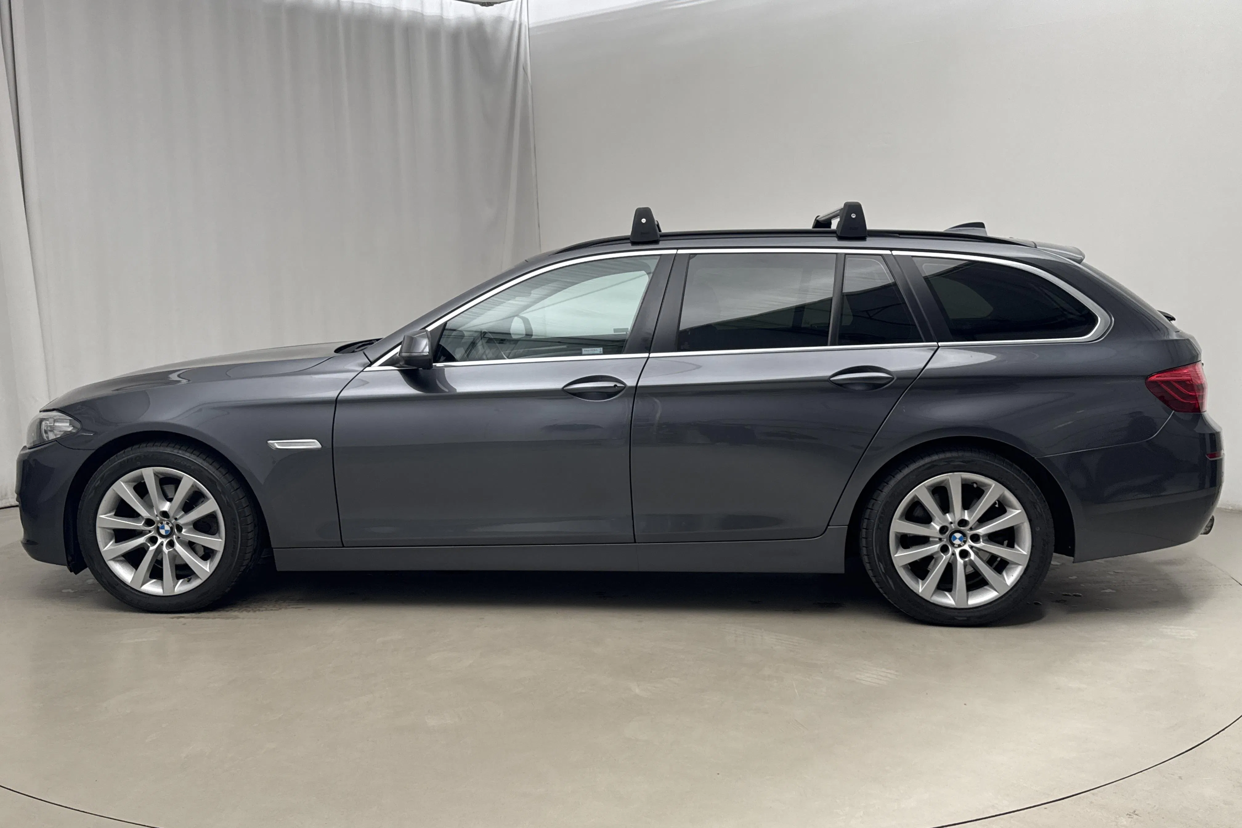 Presentationsfoto 2 av 14: BMW 520d xDrive Touring, F11 (190hk) - 15 181 mil - Automat - grå - 2017