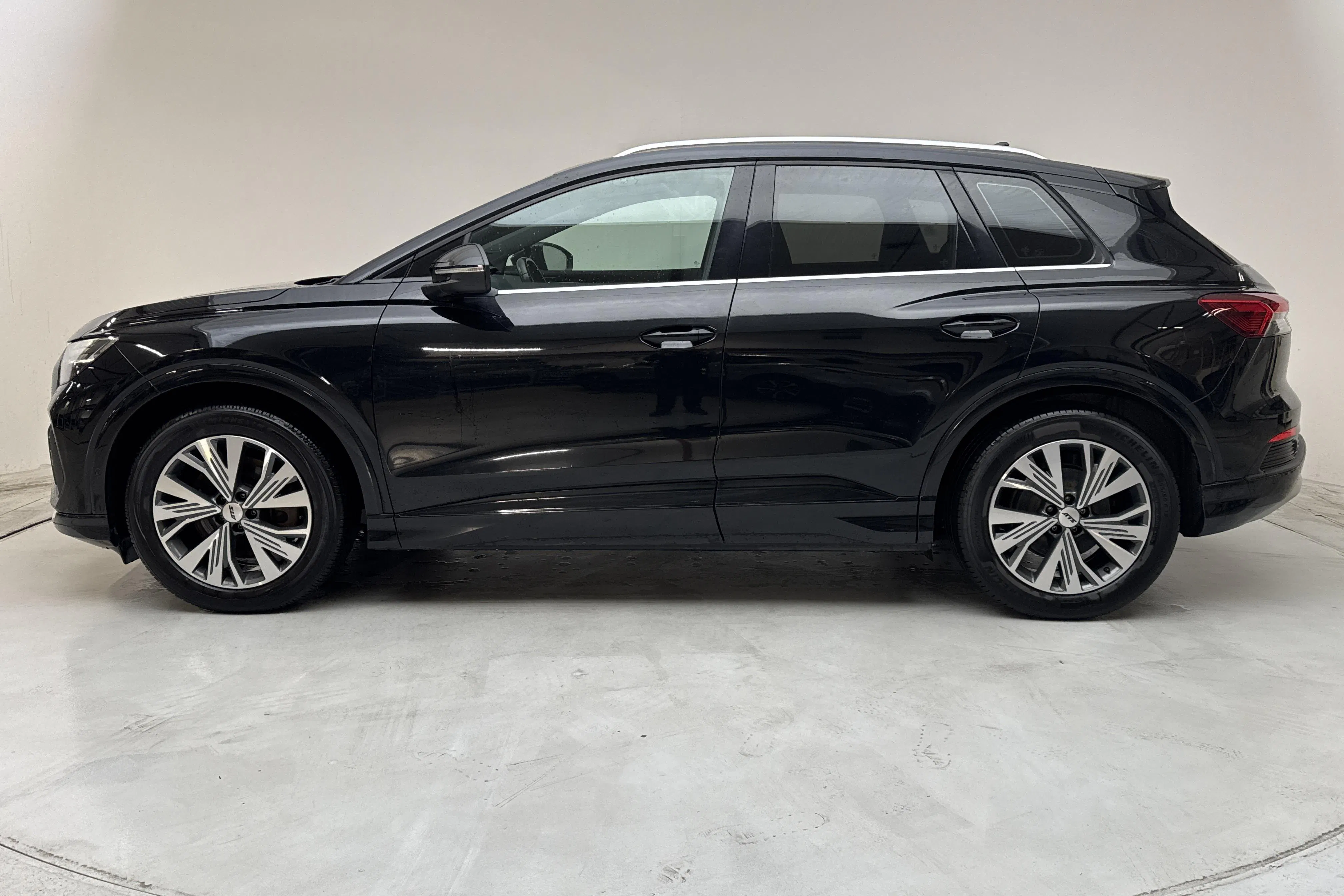 Presentationsfoto 2 av 16: Audi Q4 50 e-tron quattro 77kWh (299hk) - 11 098 mil - Automat - svart - 2023