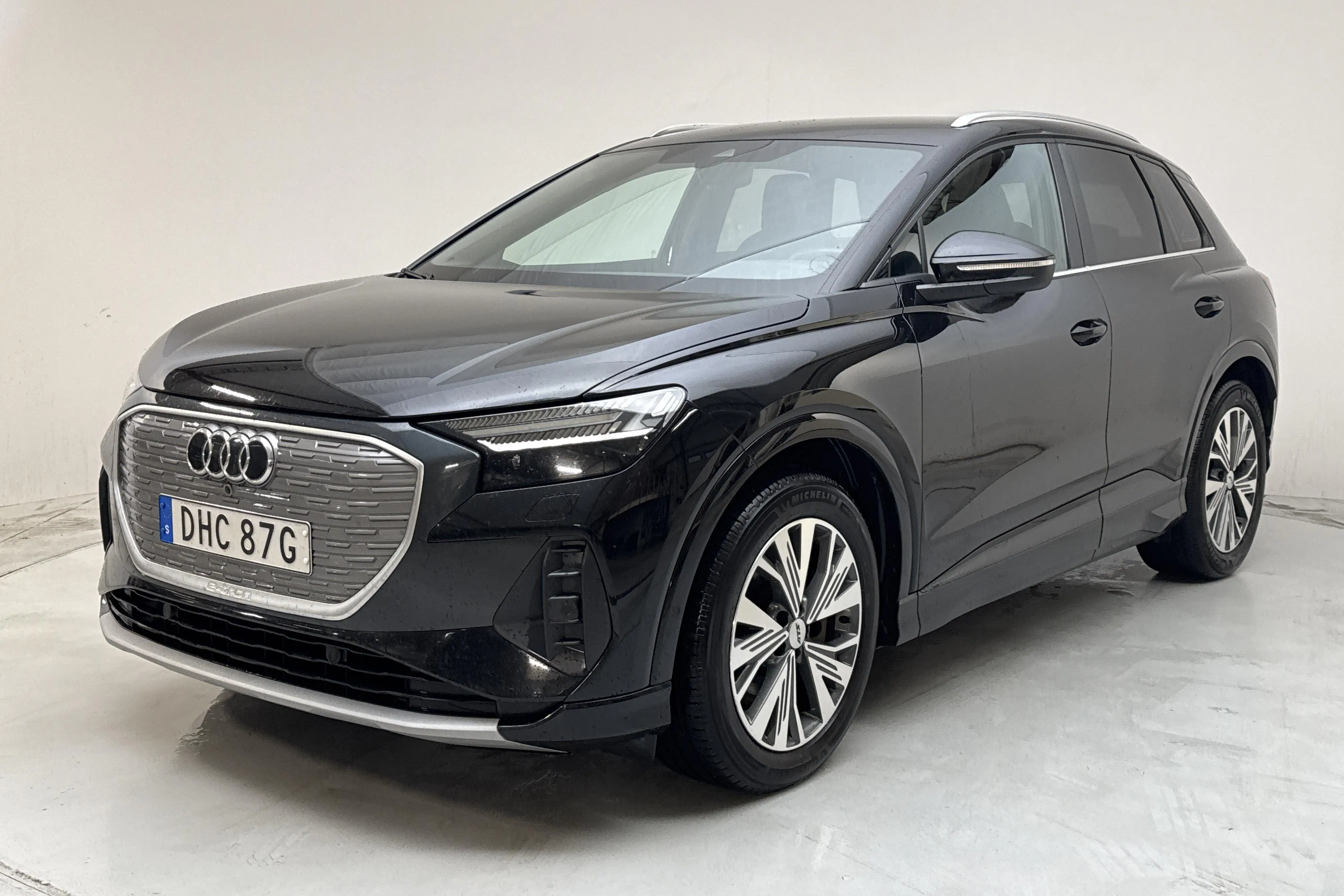 Presentationsfoto 1 av 16: Audi Q4 50 e-tron quattro 77kWh (299hk) - 11 098 mil - Automat - svart - 2023