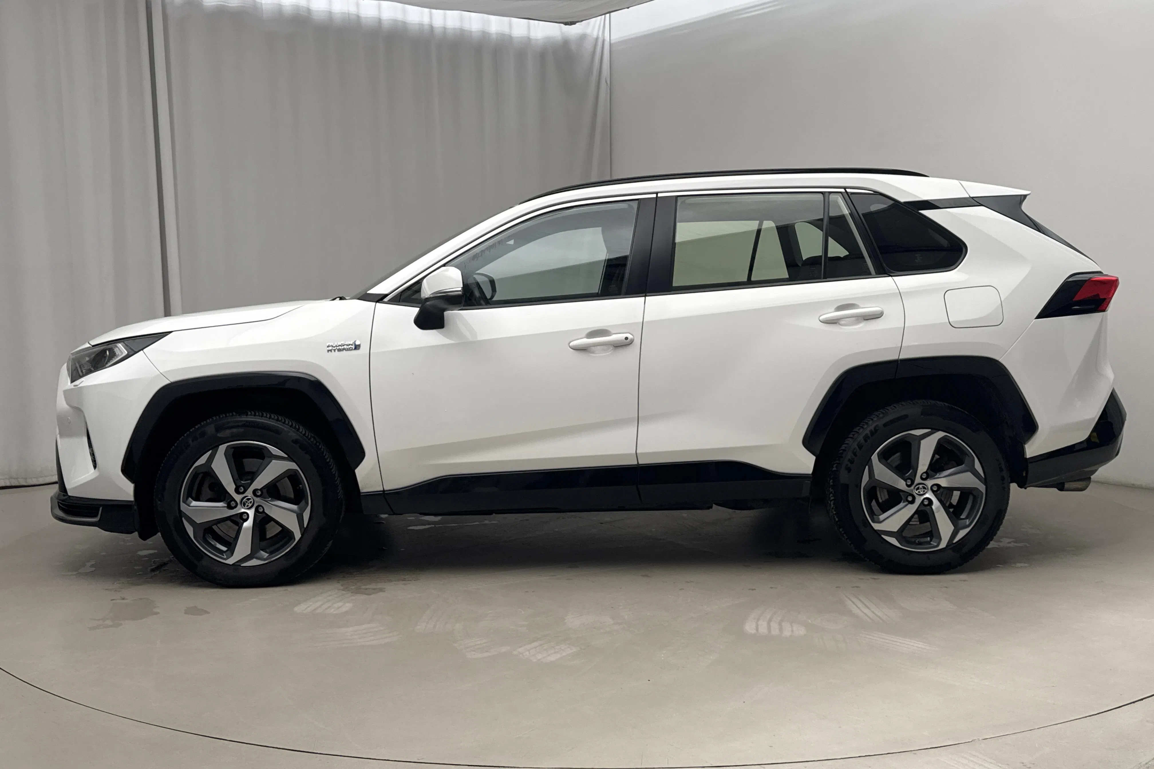 Presentationsfoto 2 av 19: Toyota RAV4 2.5 Plug-in Hybrid AWDi (306hk) - 21 374 mil - Automat - vit - 2021