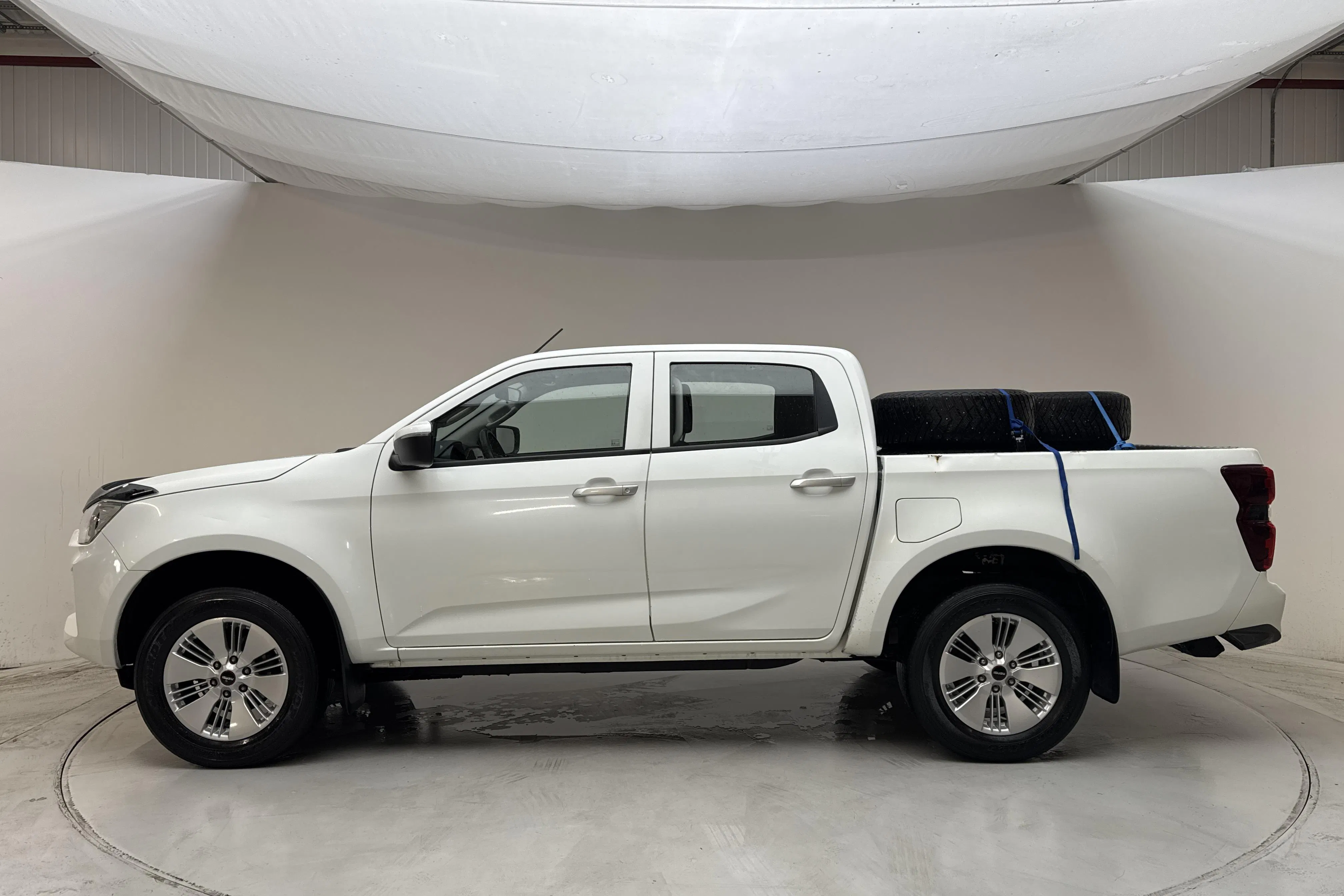 Presentationsfoto 2 av 12: Isuzu D-MAX 1.9 DDI 4WD (164hk) - 27 466 mil - Manuell - vit - 2021