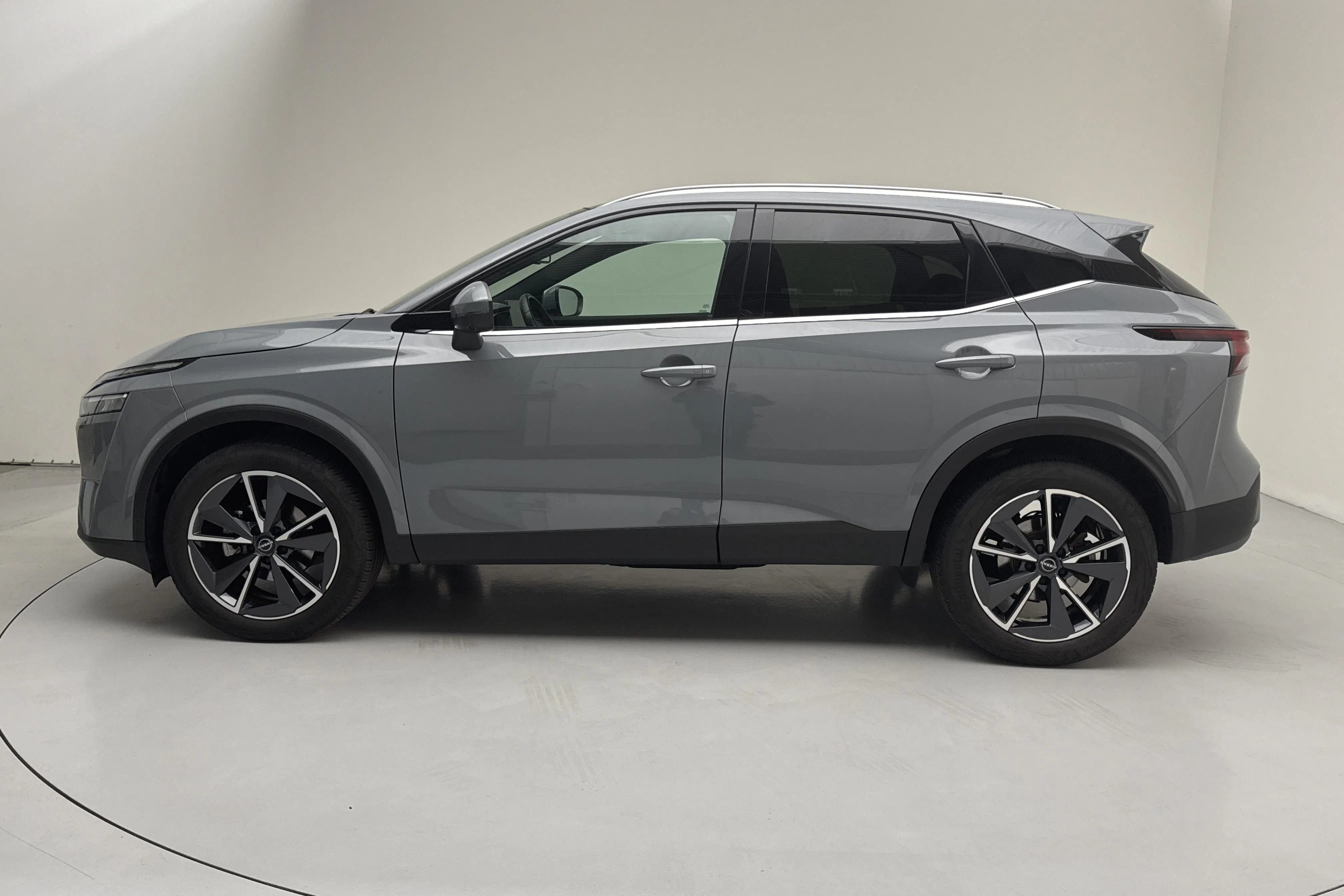 Presentation photo 2 of 15: Nissan Qashqai 1.3 MHEV (158hk) - 19 020 km - Automatic - light grey - 2023