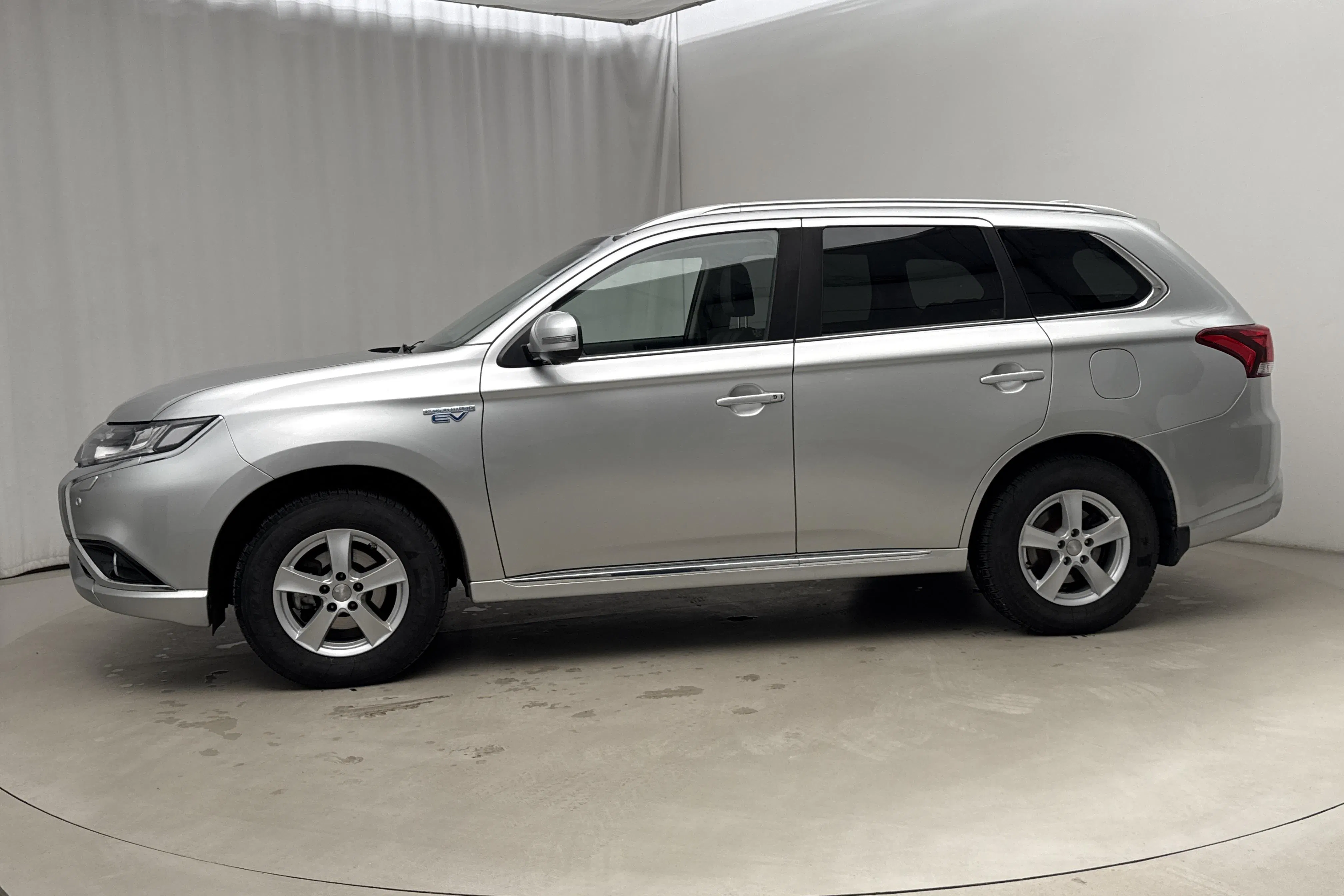 Presentationsfoto 2 av 20: Mitsubishi Outlander 2.0 Plug-in Hybrid 4WD (203hk) - 15 722 mil - Automat - silver - 2018