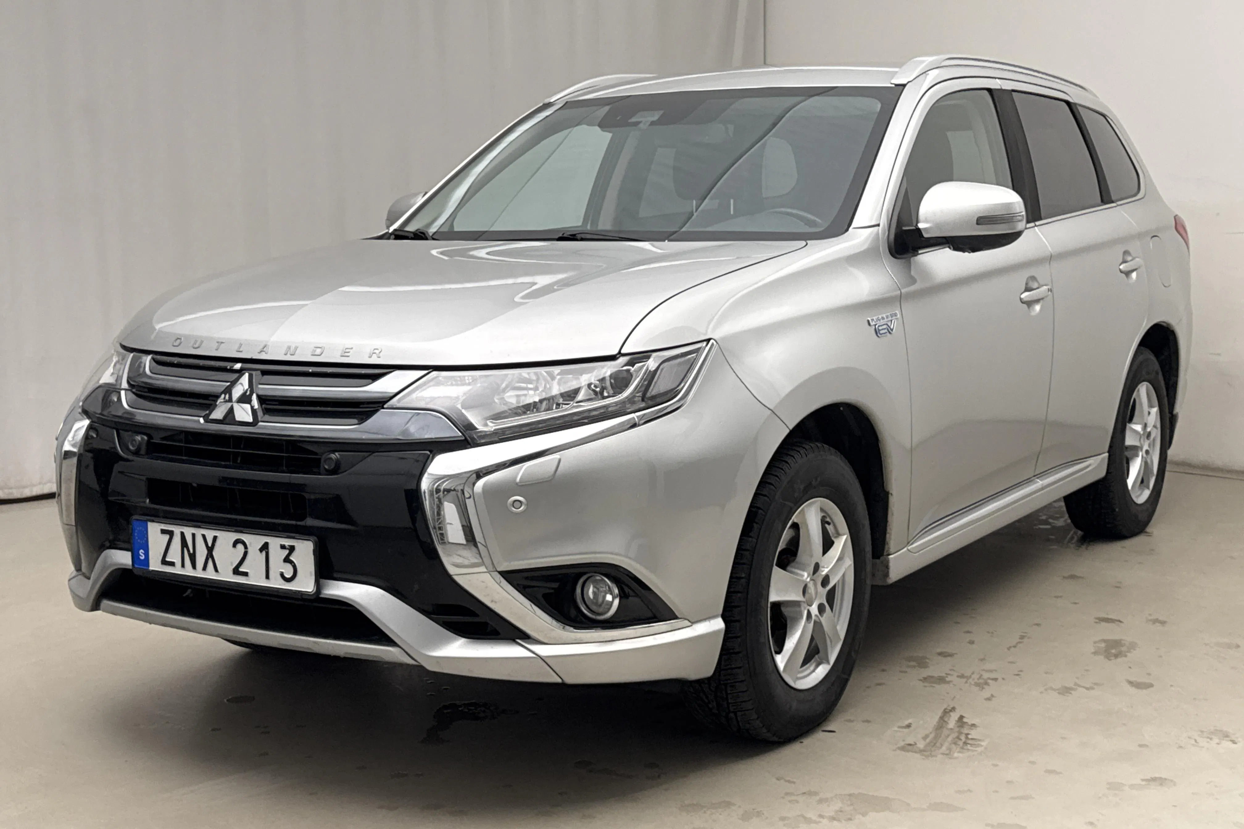 Presentationsfoto 1 av 20: Mitsubishi Outlander 2.0 Plug-in Hybrid 4WD (203hk) - 15 722 mil - Automat - silver - 2018