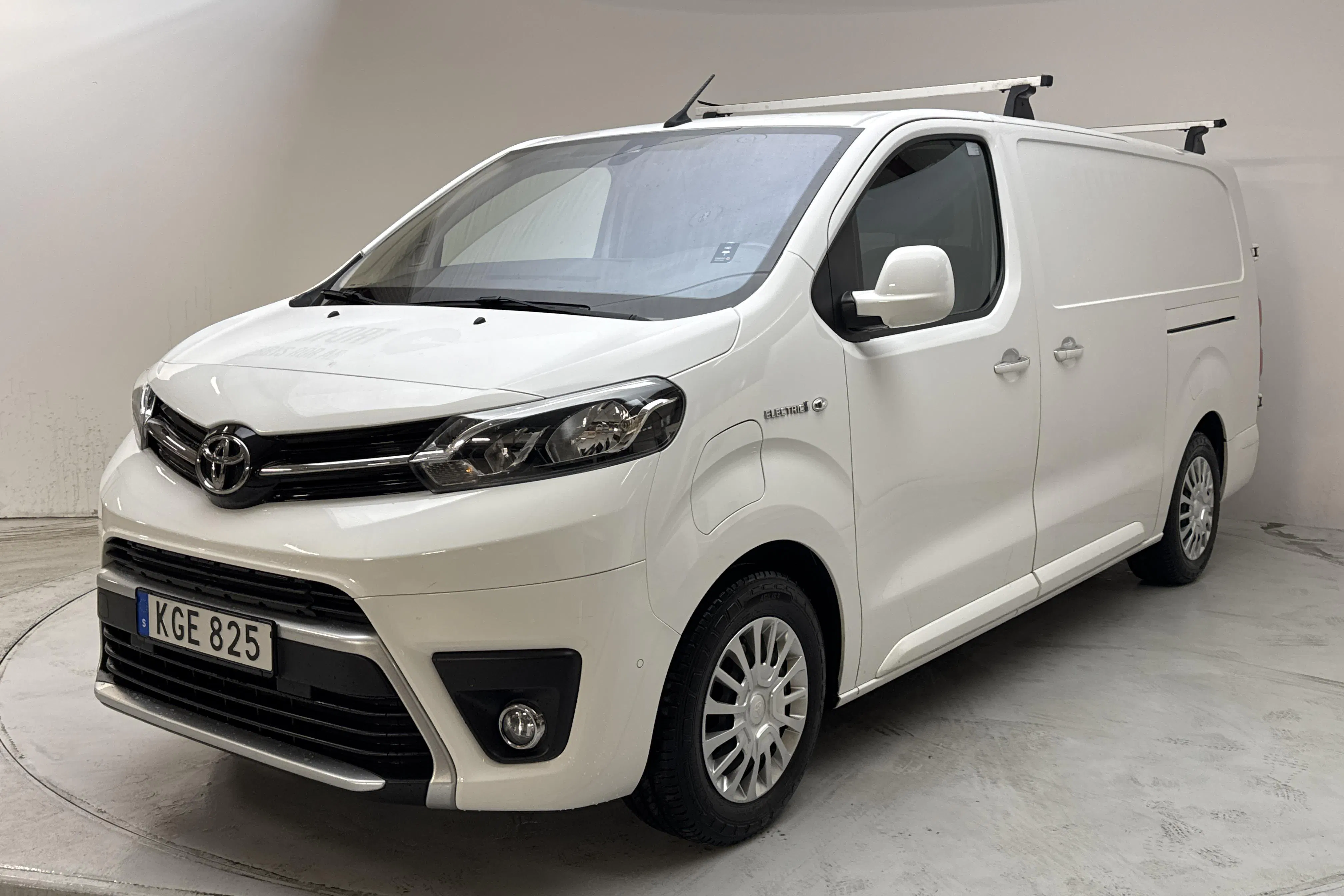 Presentationsfoto 1 av 14: Toyota PROACE Electric 75kWh (136hk) - 11 480 mil - Automat - vit - 2022