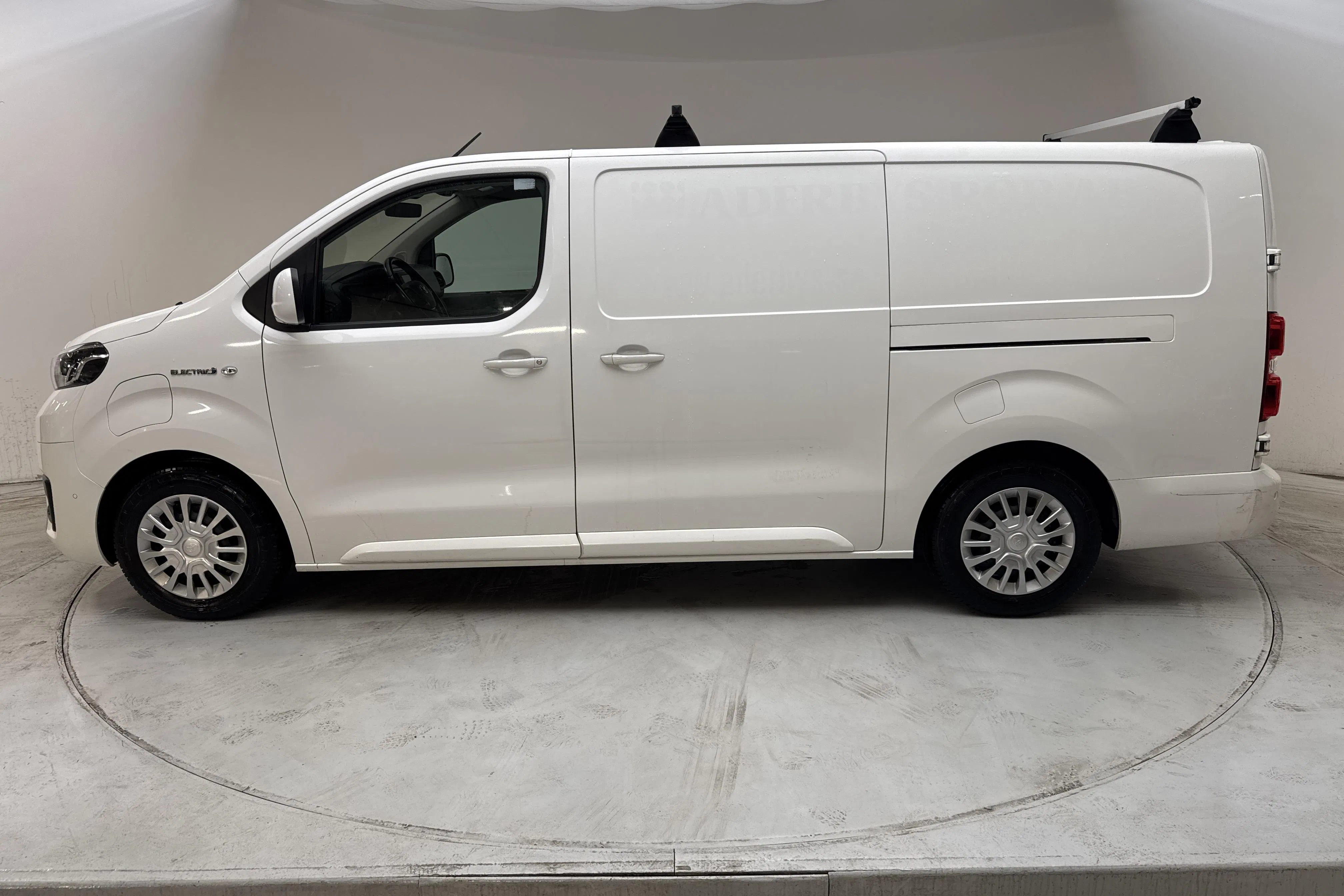 Presentationsfoto 2 av 14: Toyota PROACE Electric 75kWh (136hk) - 11 480 mil - Automat - vit - 2022