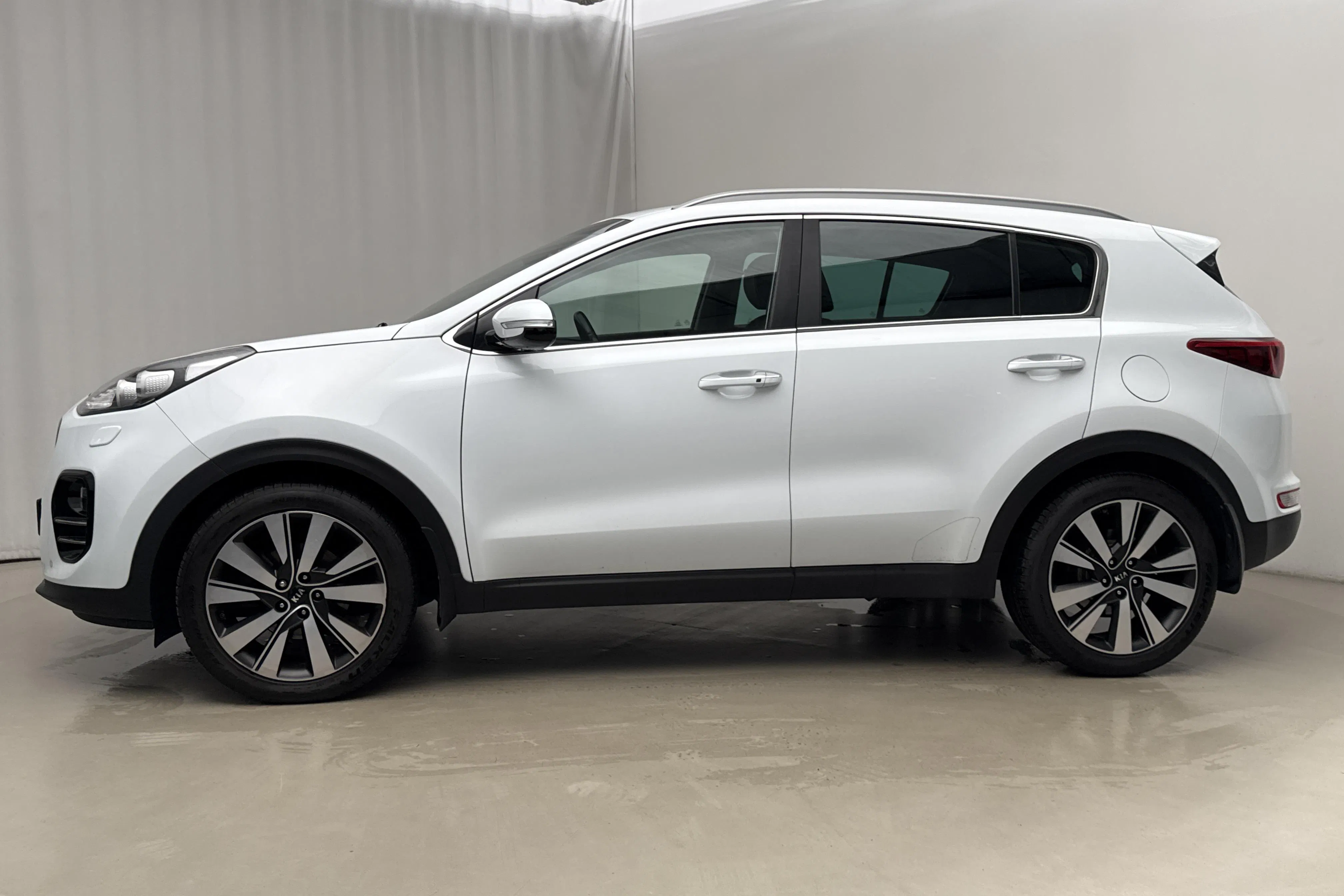 Presentation photo 2 of 21: KIA Sportage 1.7 CRDi 2WD (141hk) - 124 270 km - Automatic - white - 2017