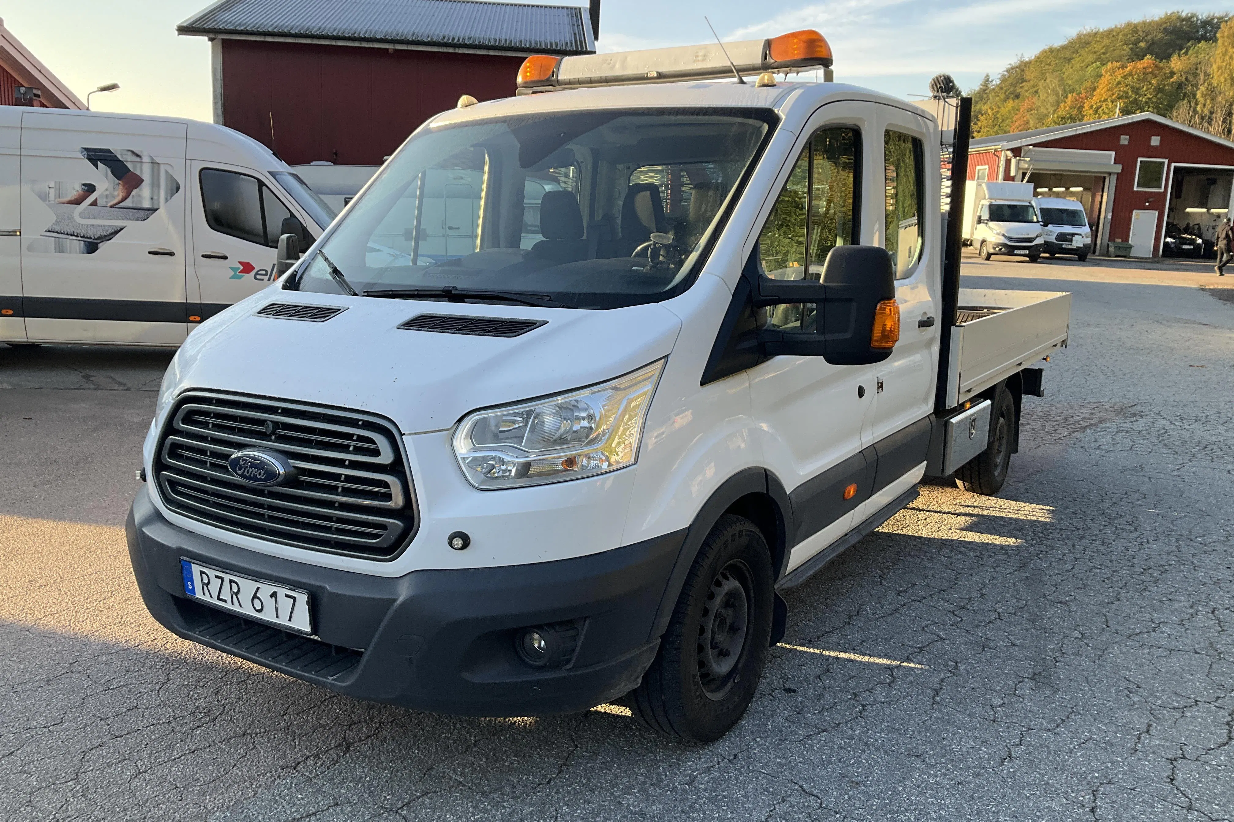 Presentation photo 1 of 15: Ford Transit Flak Dubbelhytt 350 2.0 TDCi RWD (170hk) - 90 760 km - Manual - white - 2017